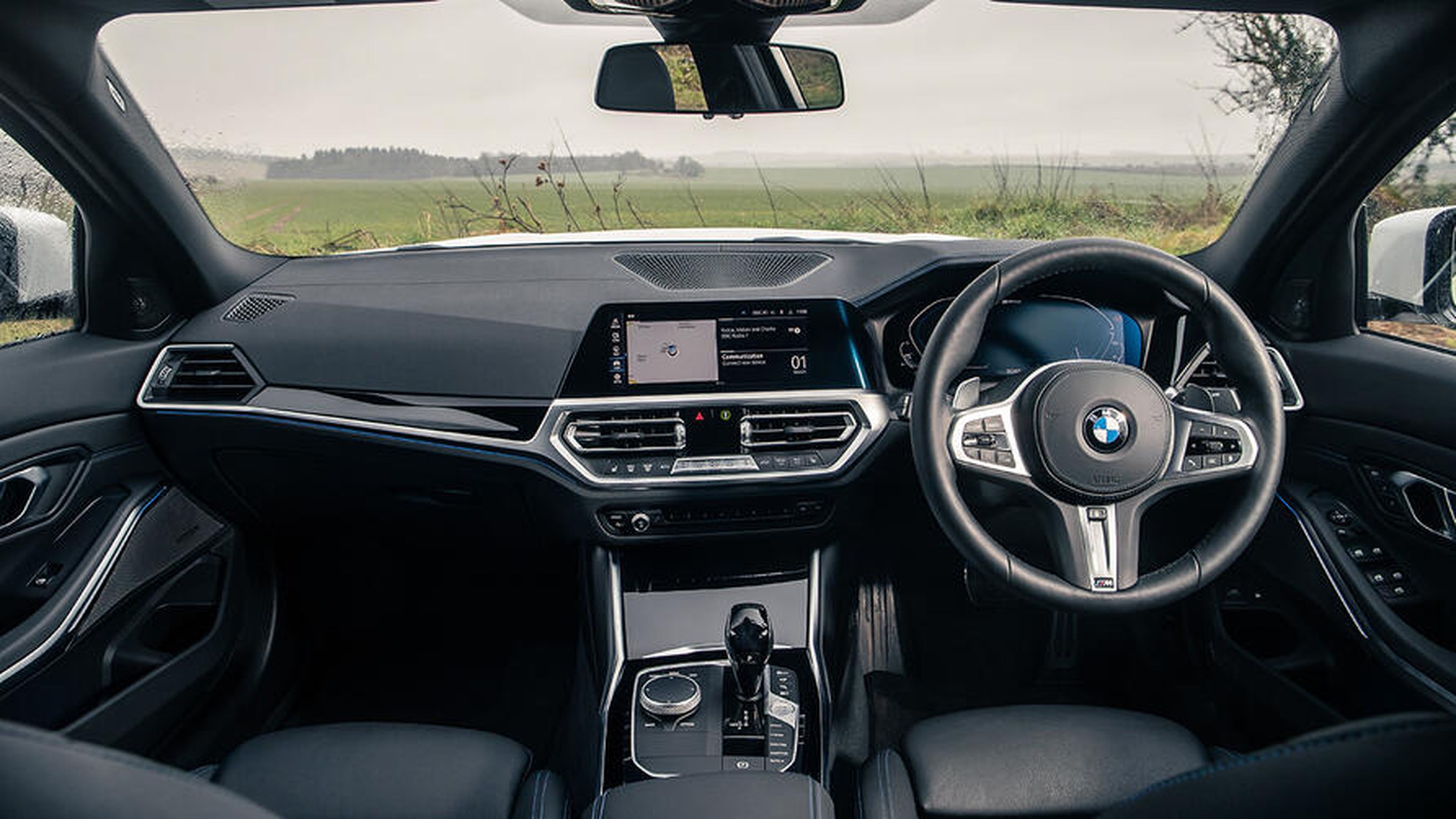 Interior del BMW 330e.