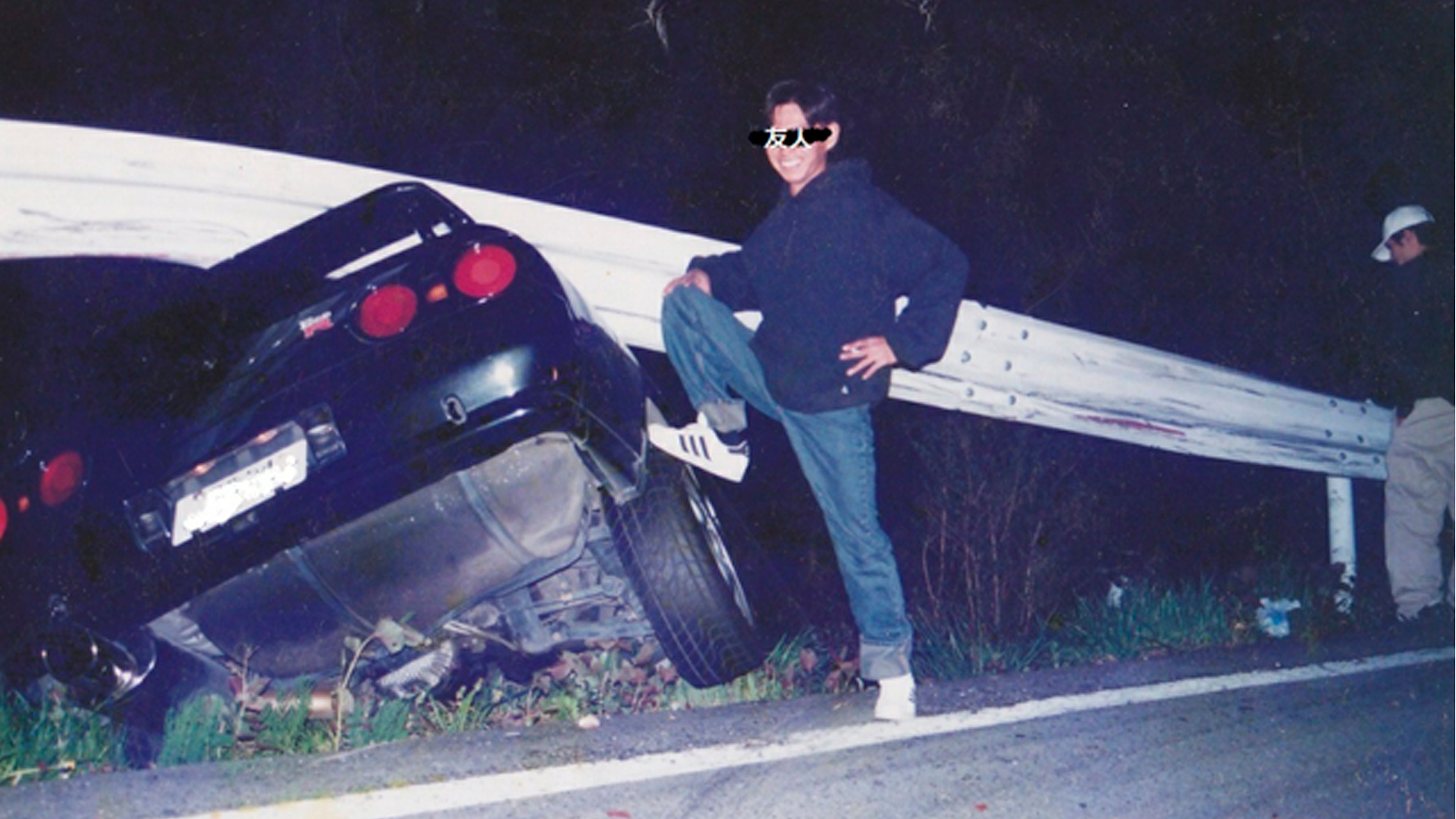 Un joven posa junto a su Nissan GT-R R32 accidentado, una de las fotografías icónicas de la época.