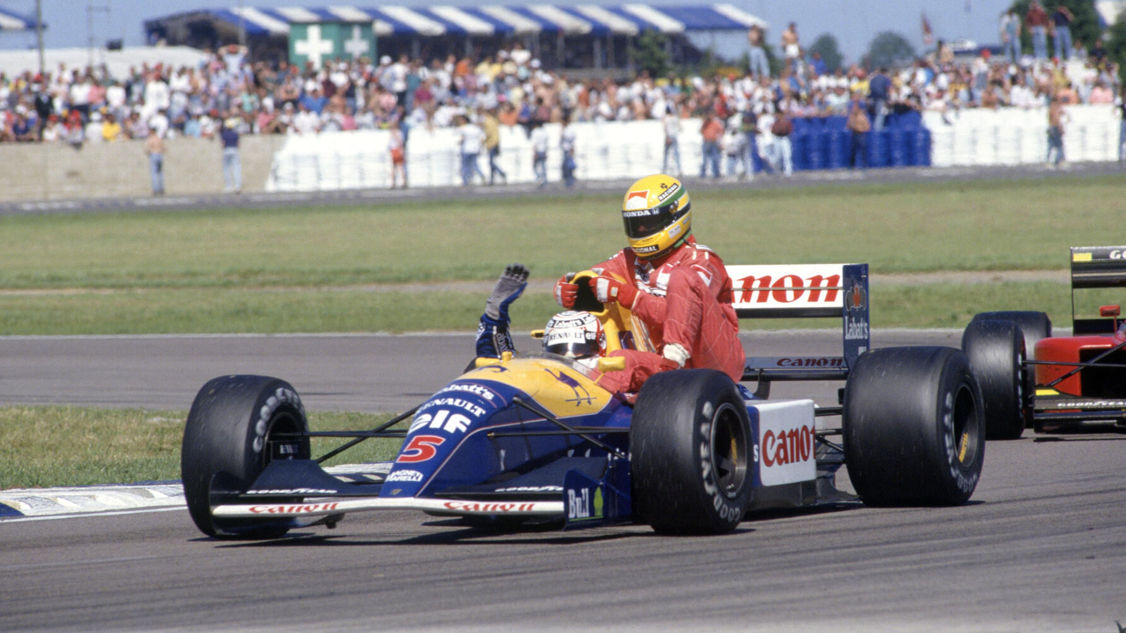Nigel Mansell lleva a Ayrton Senna en su Williams FW14 tras ganar el GP de Gran Bretaña de 1991