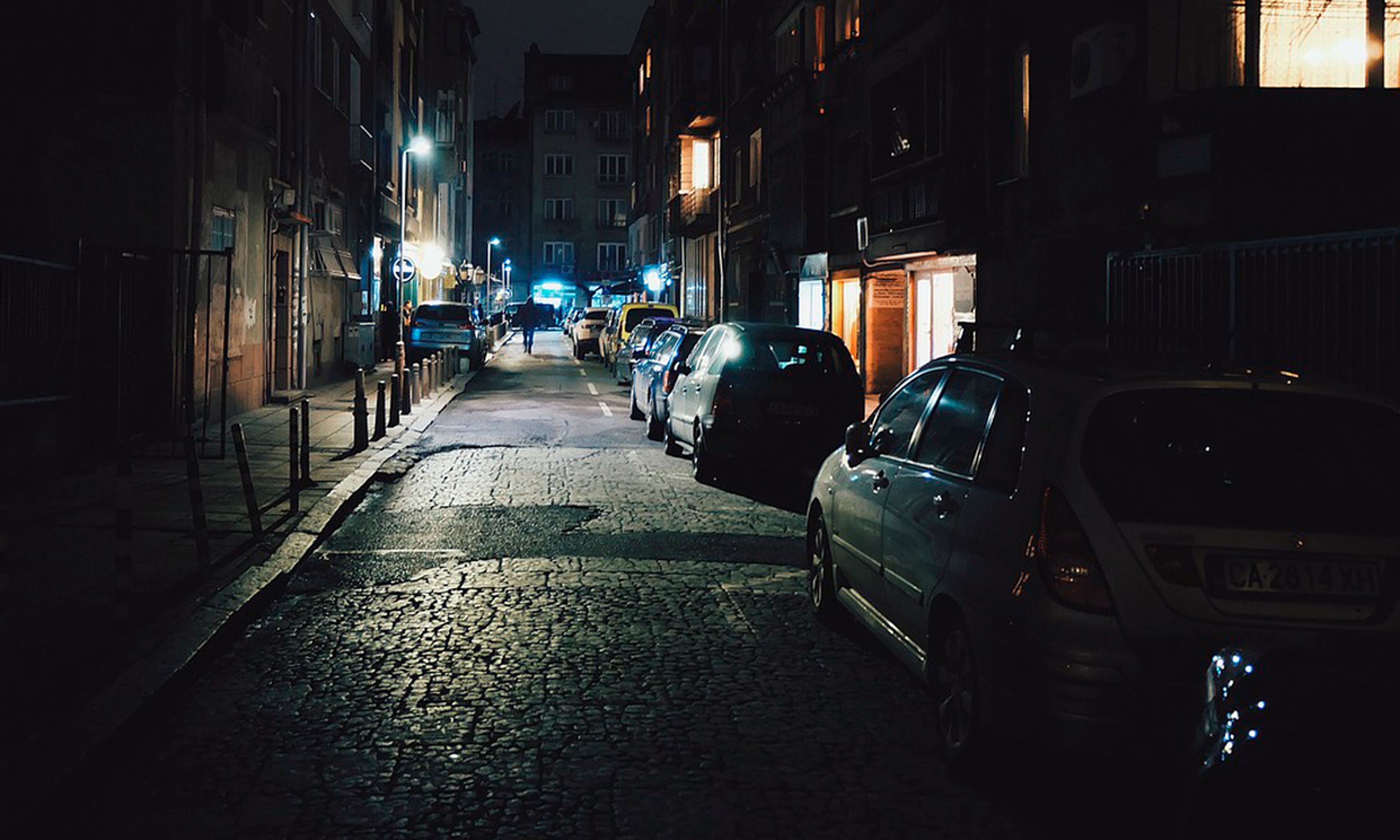 Calle oscura con coches