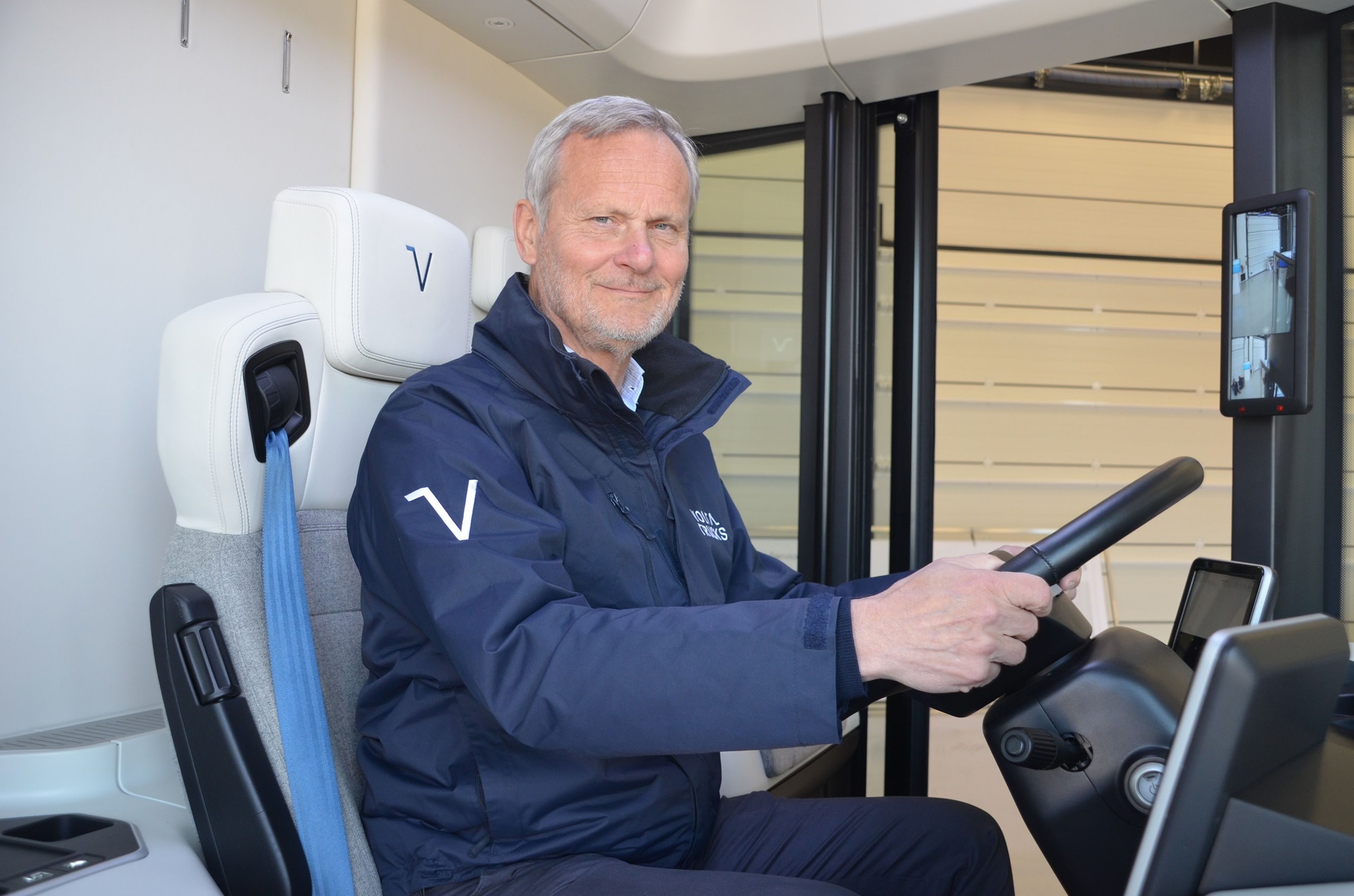 El CEO y fundador de Volta Trucks, Carl-Magnus Norden, dentro del Volta Zero.