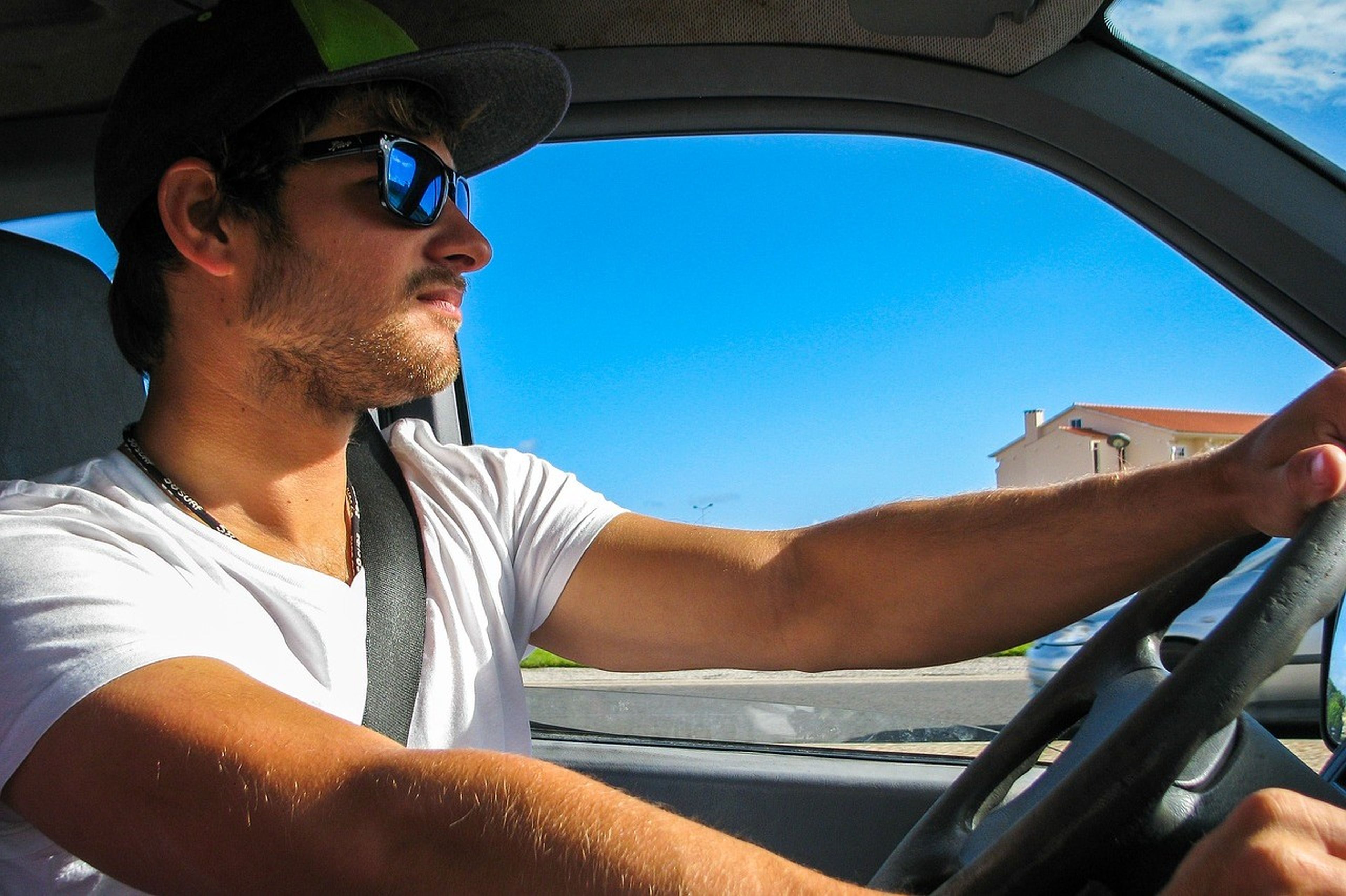 Conducir con las ventanillas bajadas consume más