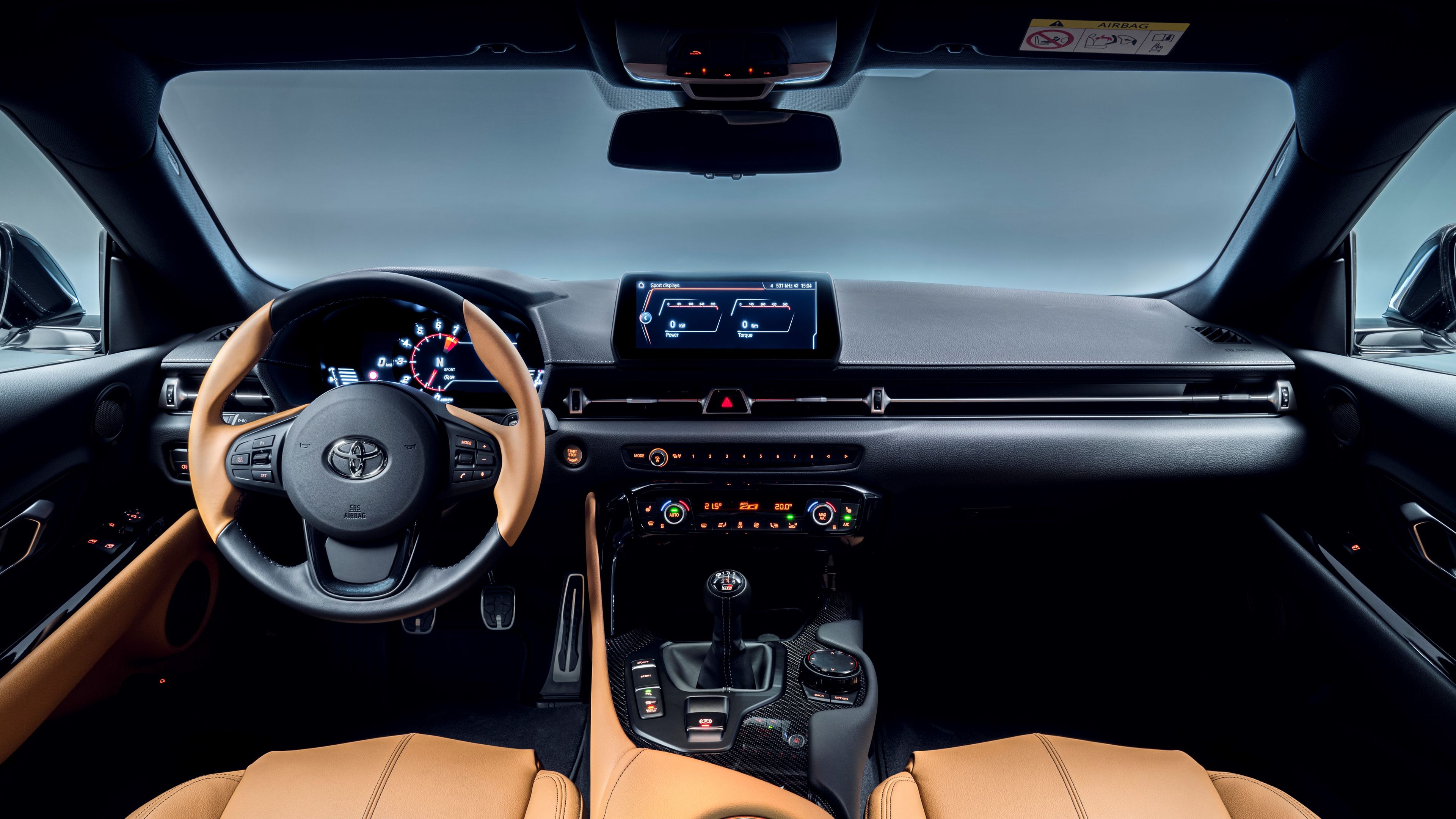 Interior del Toyota GR Supra con cambio manual