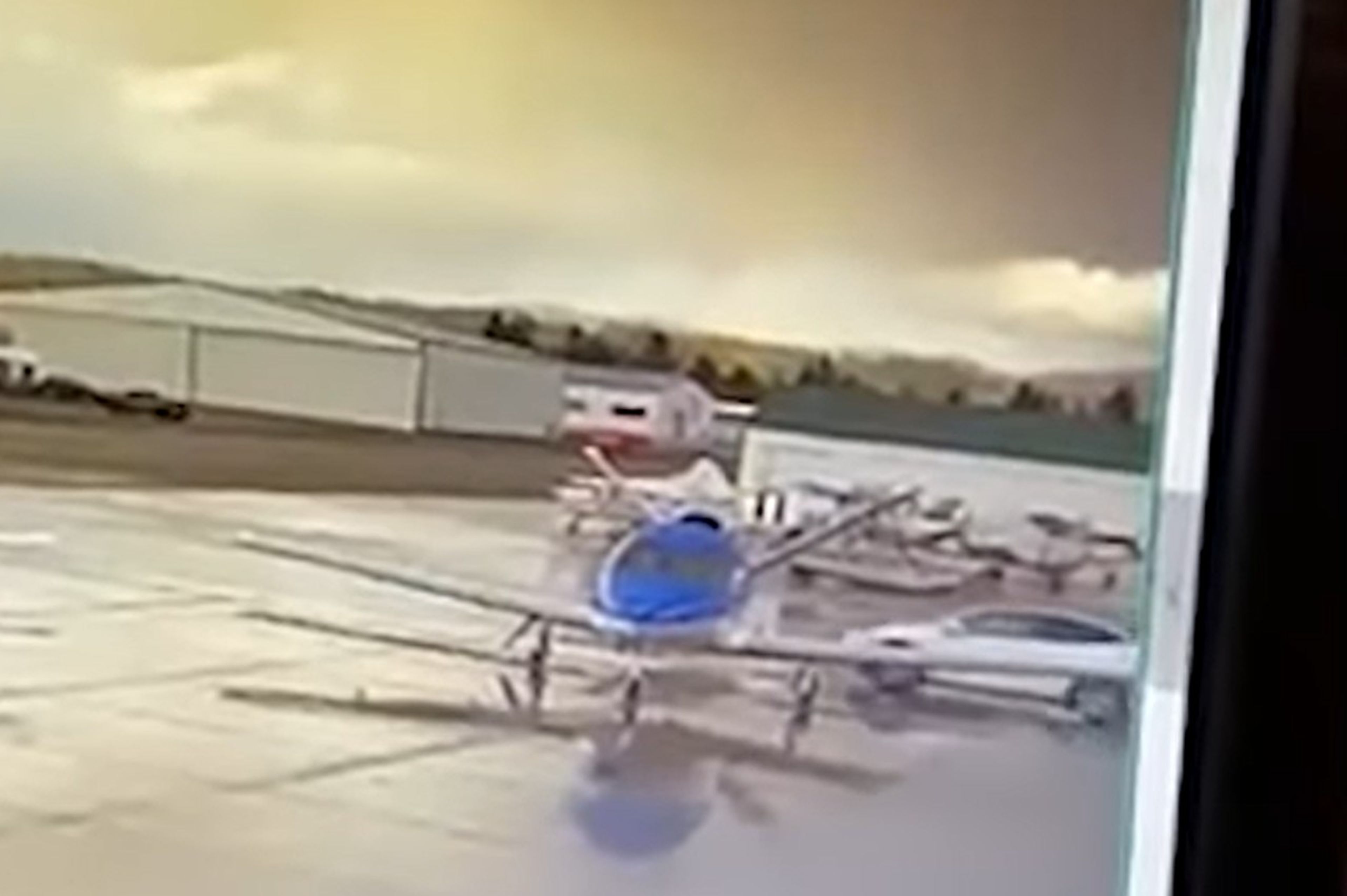 Tesla Model Y sin conductor choca contra un avión