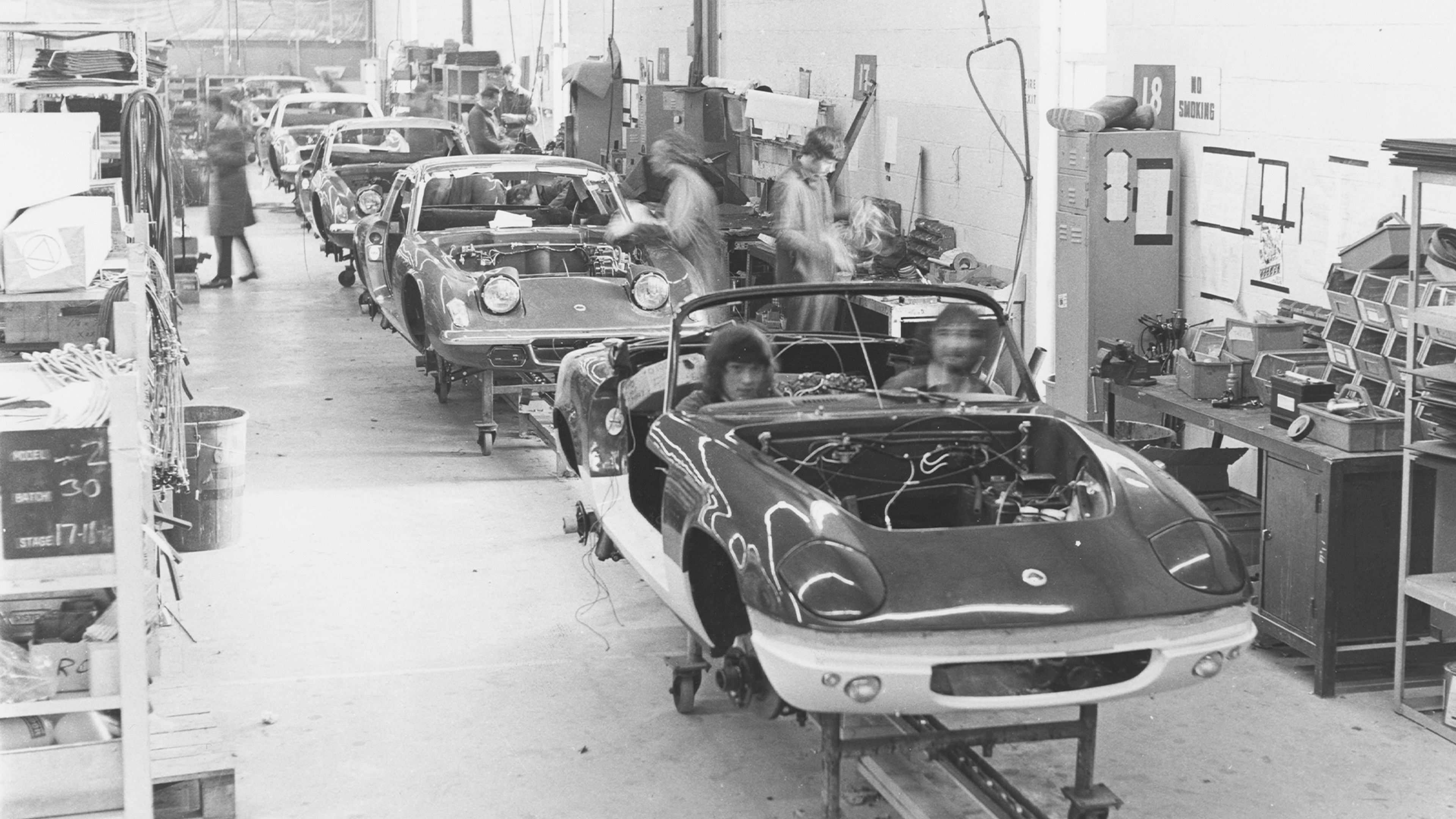 Cadena de montaje del Lotus Elan en Hethel, a principios de 1960.
