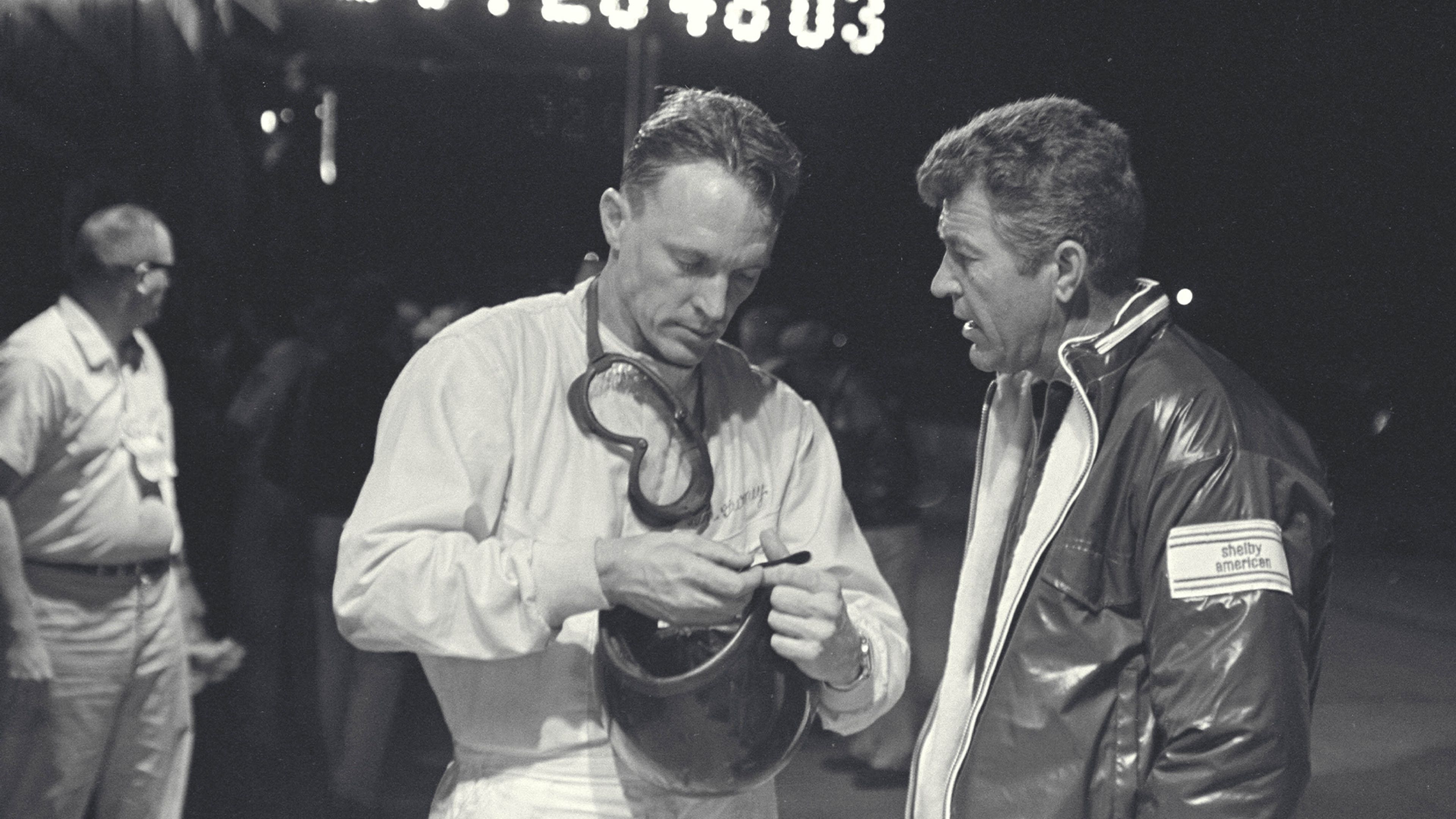Carroll Shelby (derecha) conversa con Dan Gurney (izquierda) durante las 12 Horas de Sebring, 1966.