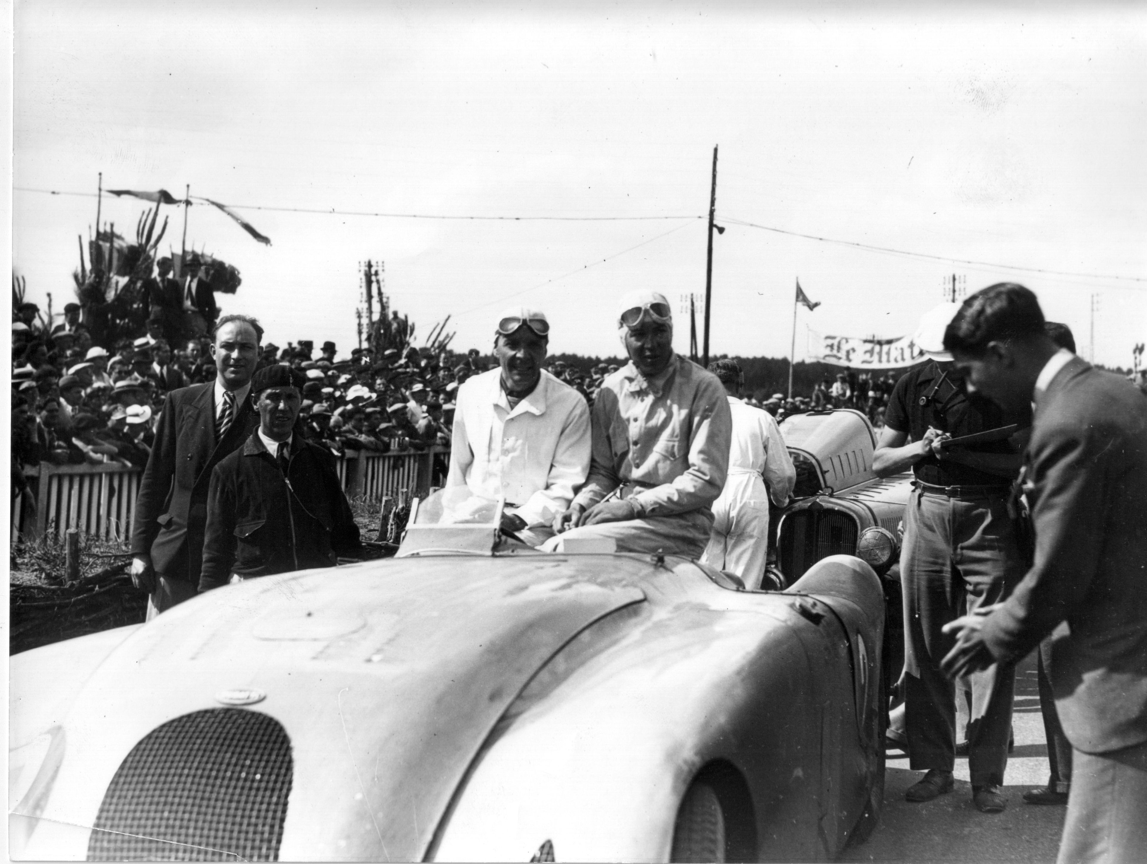 Jean-Pierre Wimille y Robet Benoist tras vencer en Le Mans, 1937.