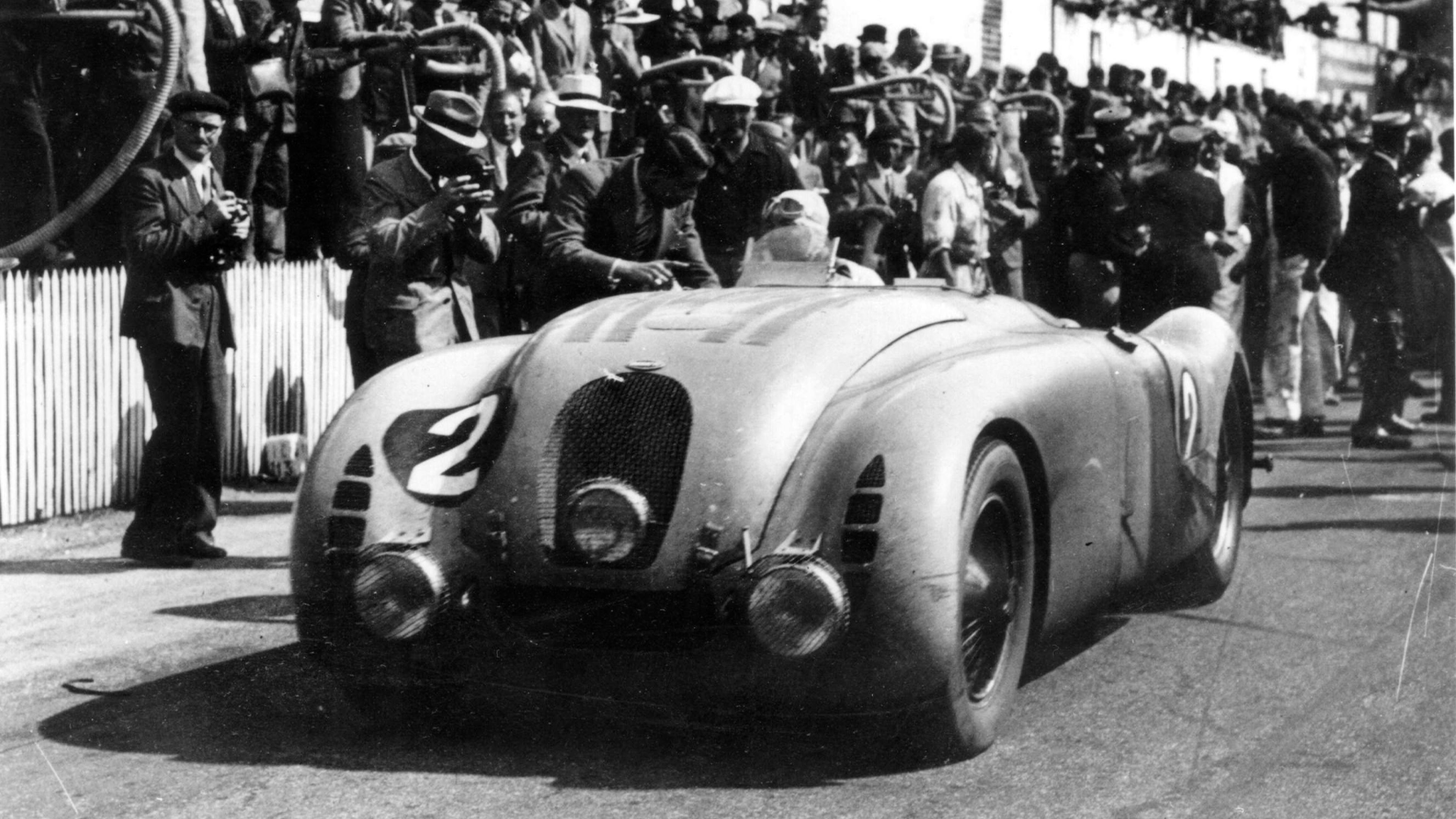 Jean-Pierre Wimille al volante del Bugatti Type 57G Tank en Le Mans, 1937.