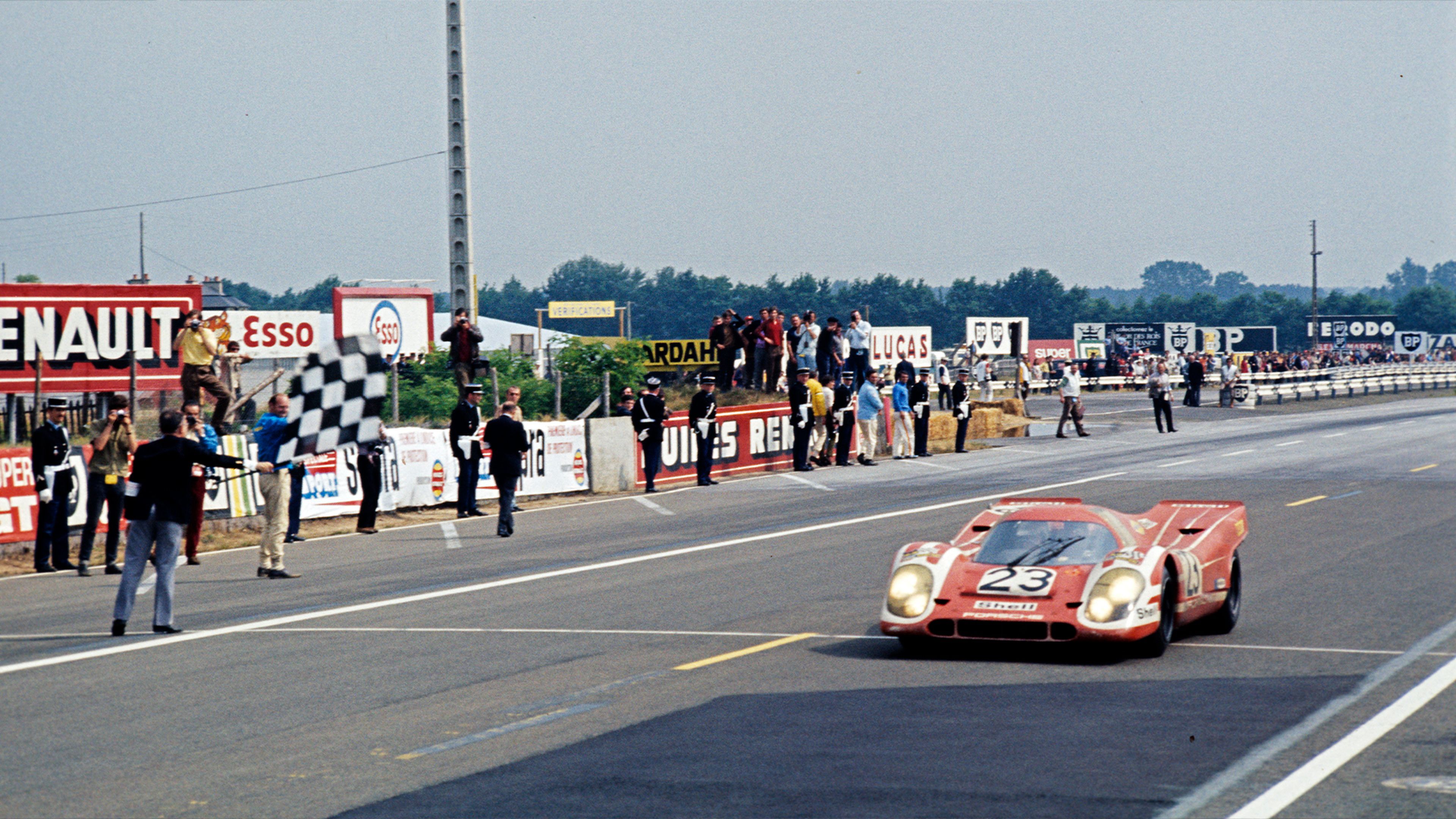 Llegada a la línea de meta de Le Mans del Porsche 917 KH #23 conducido por Dicky Attwood.