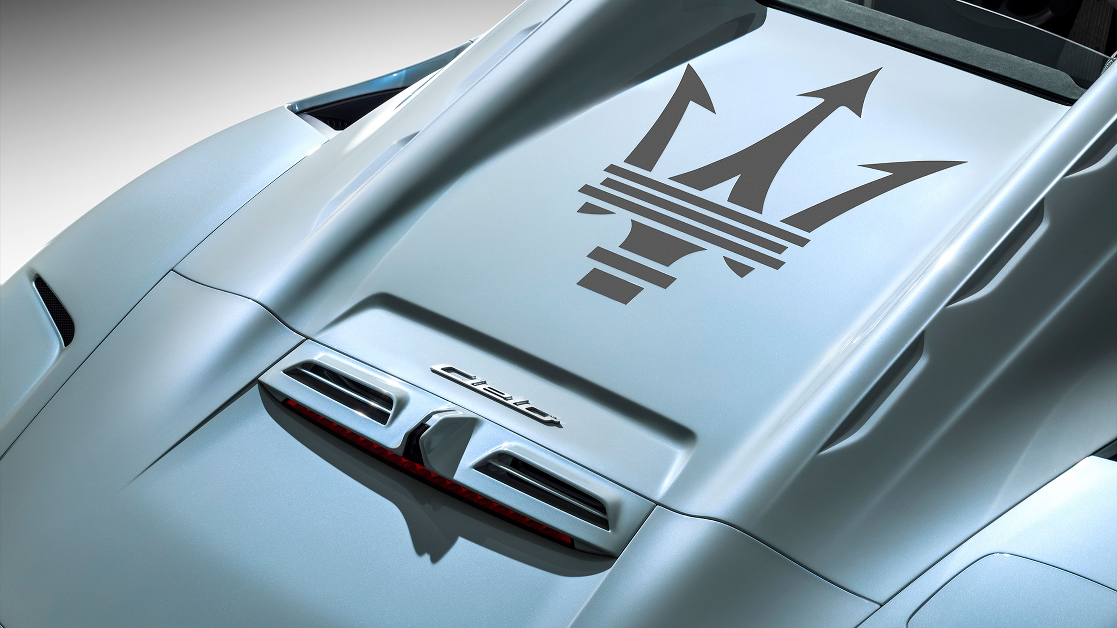 Parte trasera del Maserati MC20 Cielo, con el logo tridente de la marca.