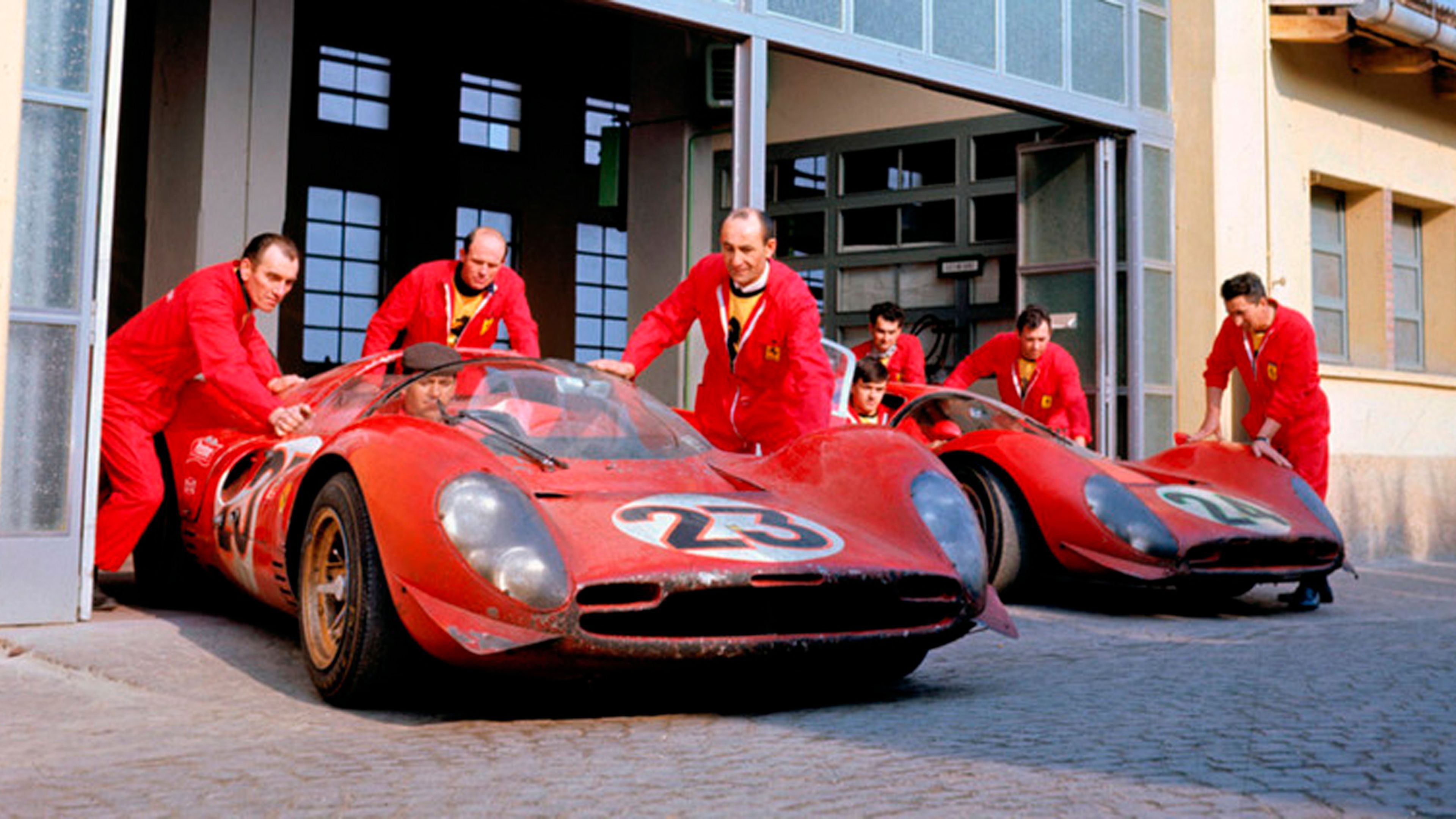 Mecánicos junto a dos Ferrari 330 P4.