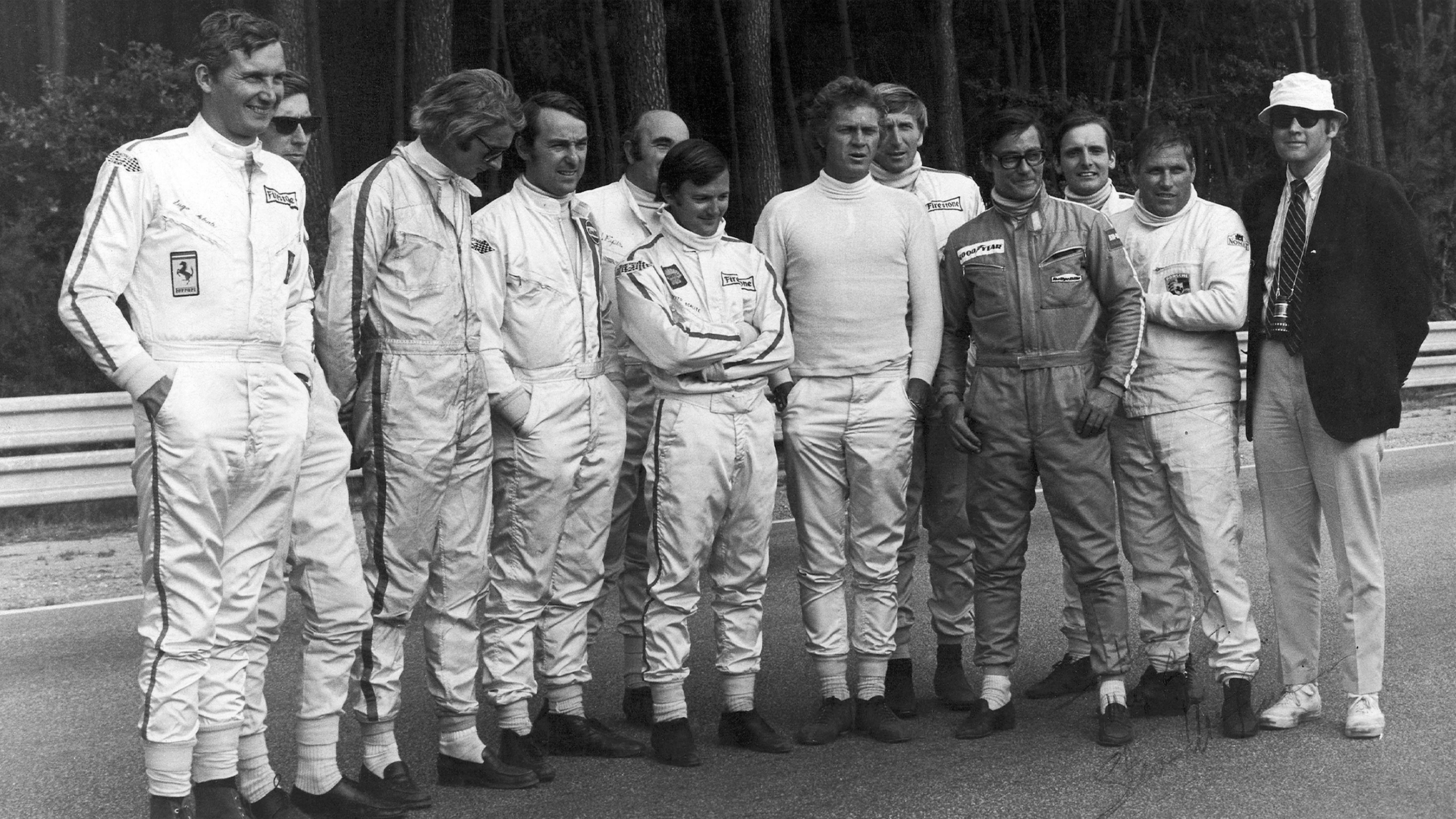 Miembros de Porsche en Le Mans junto a Steve McQueen, durante la grabación de su película en 1971.