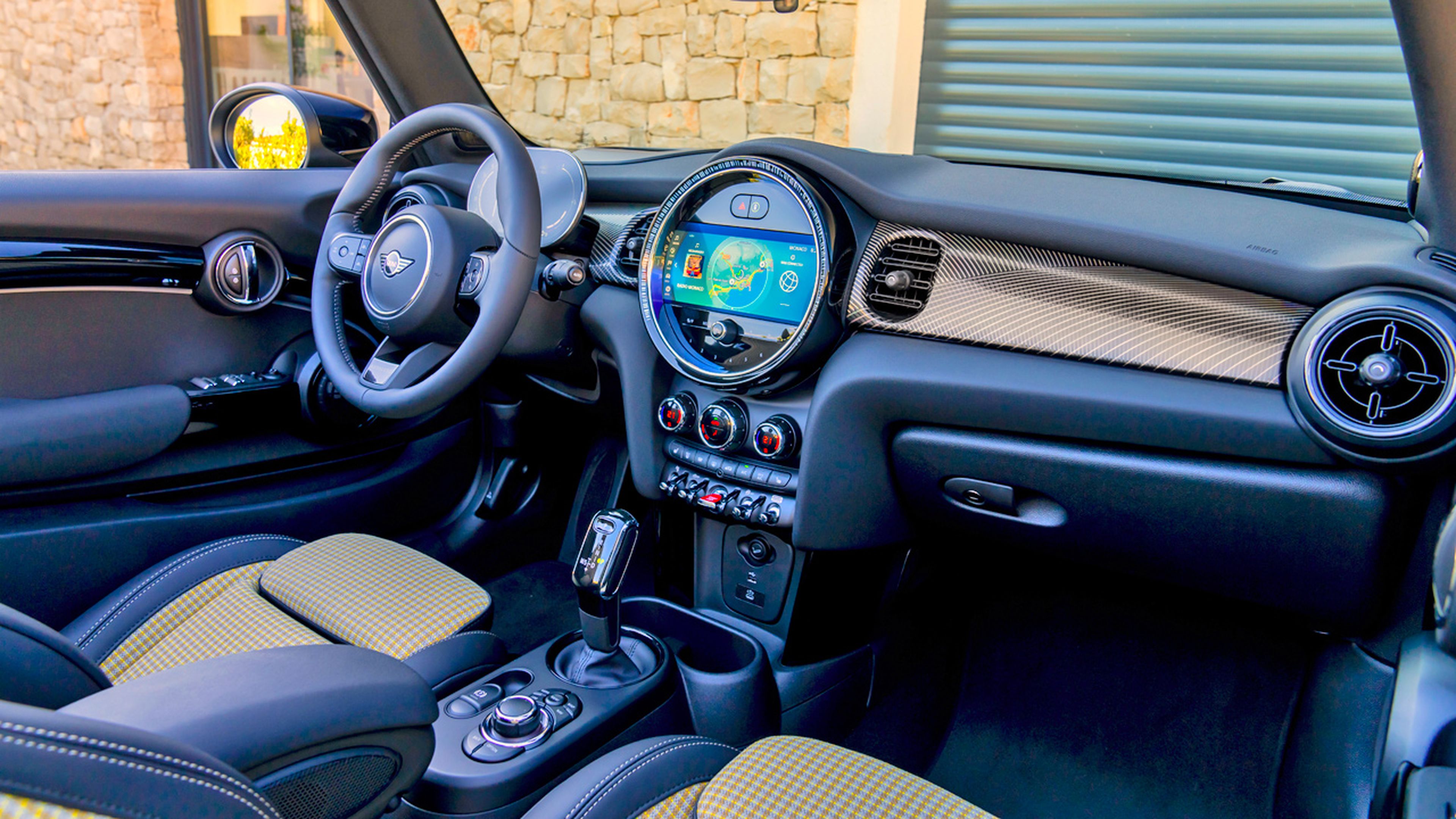 Interior del MINI Cooper S Convertible Resolute Edition con cambio automático