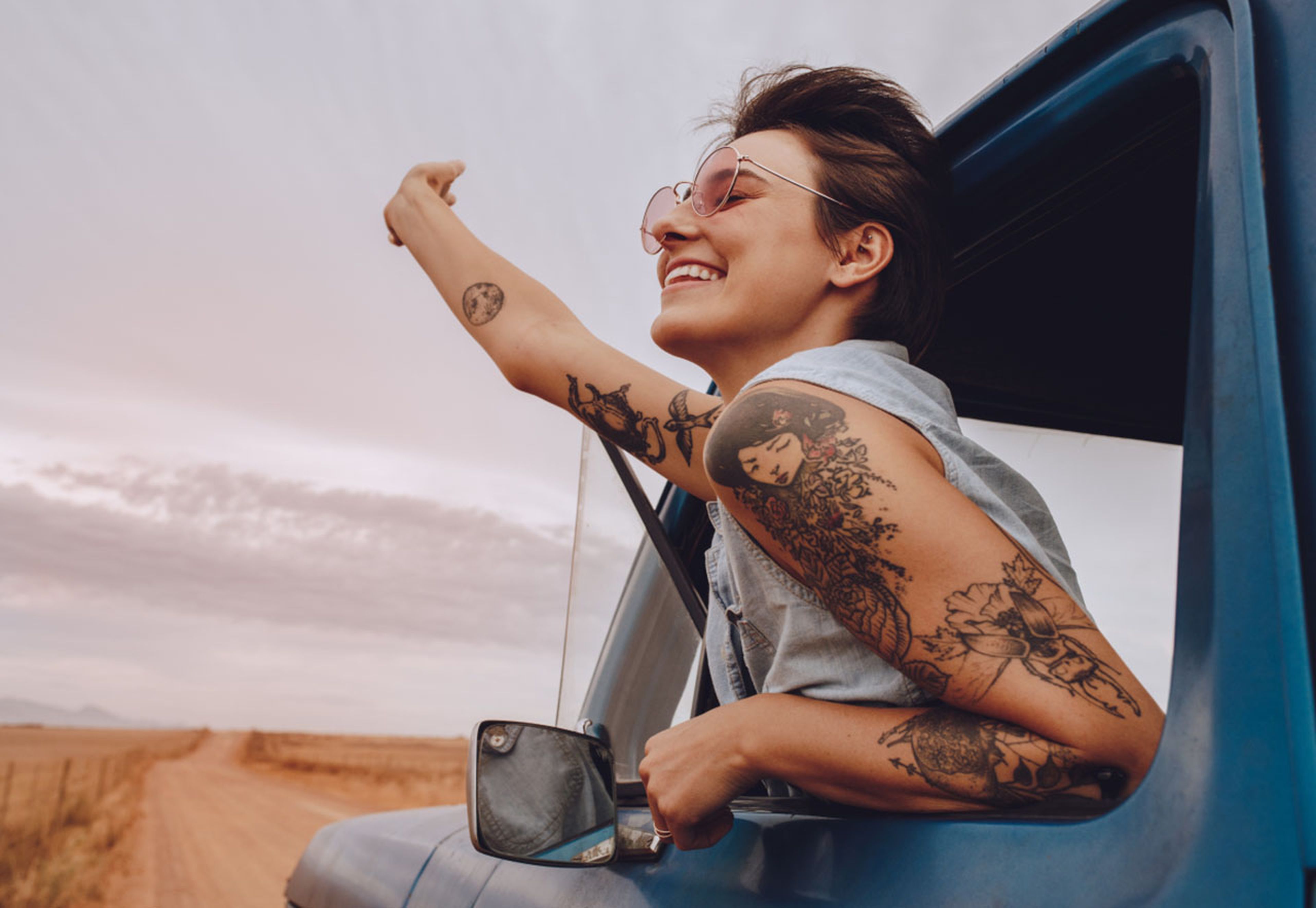 mujer tatuada en coche