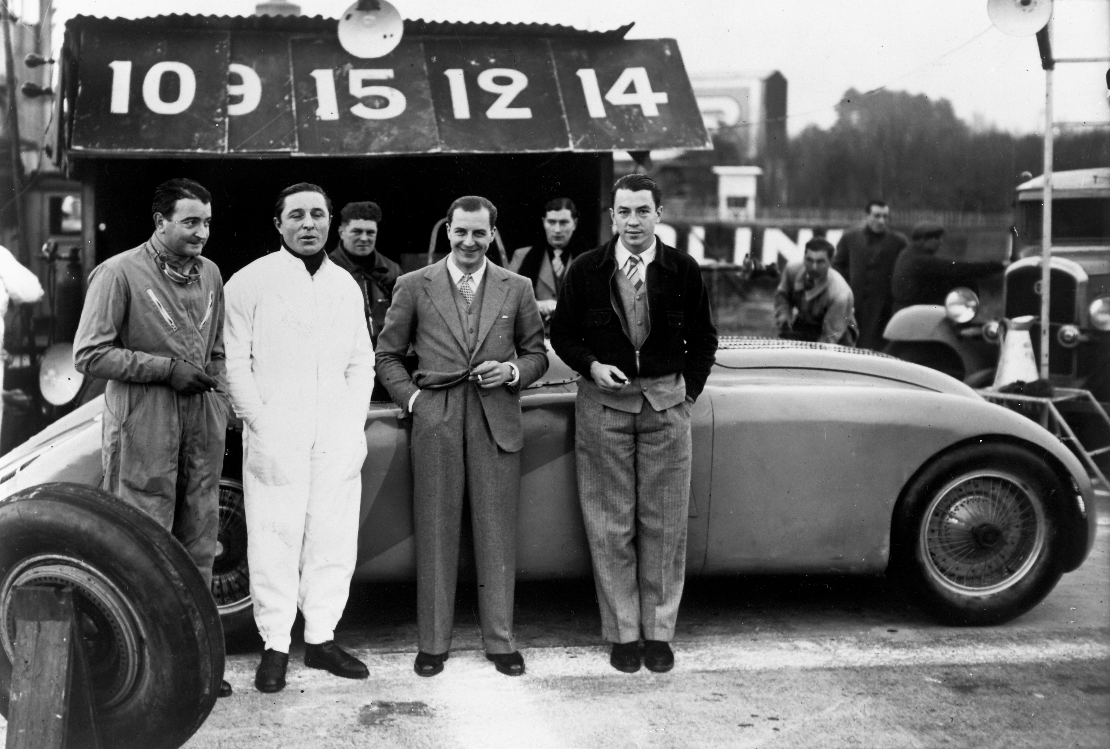 Pierre Veyron (izquierda), Jean-Pierre Wimille (derecha) y Pierre Bugatti (en el centro), Le Mans, 1939.