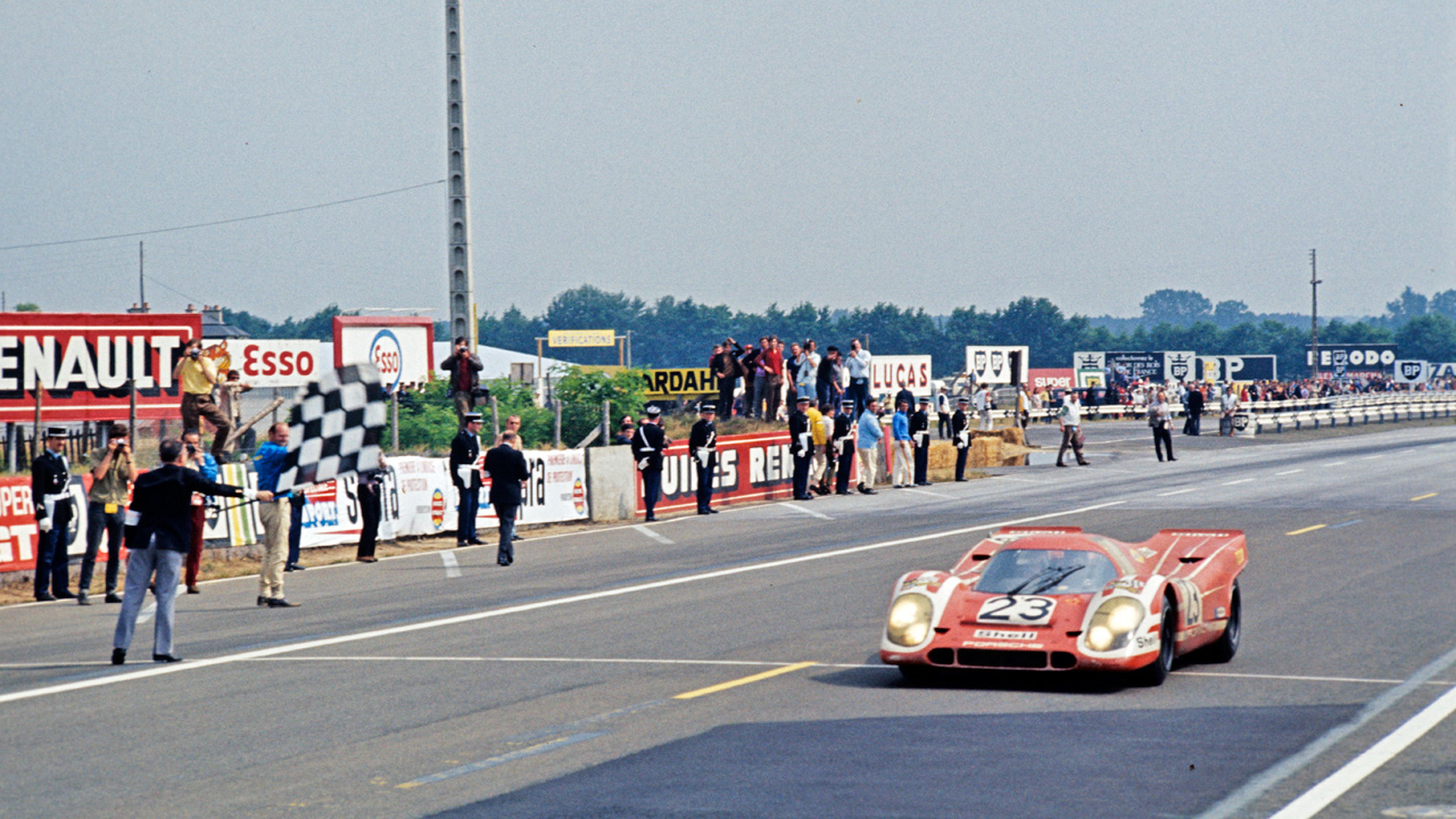 Hans Herrmann y Richard Attwood llevaron al 917 KH de Porsche Salzburg a la primera victoria total en Le Mans en 1970