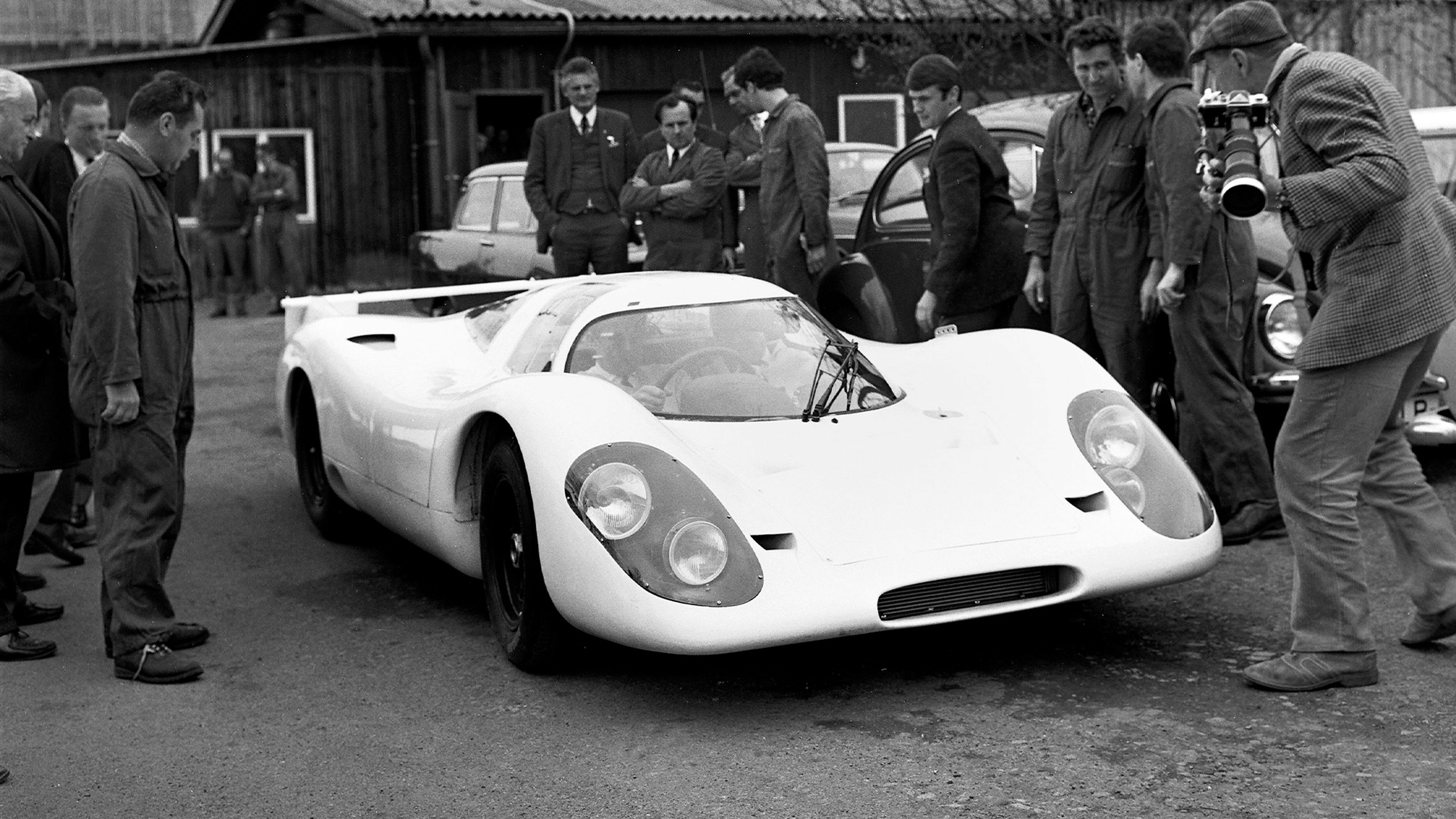Una de las primeras apariciones del Porsche 917, frente a miembros de la empresa.