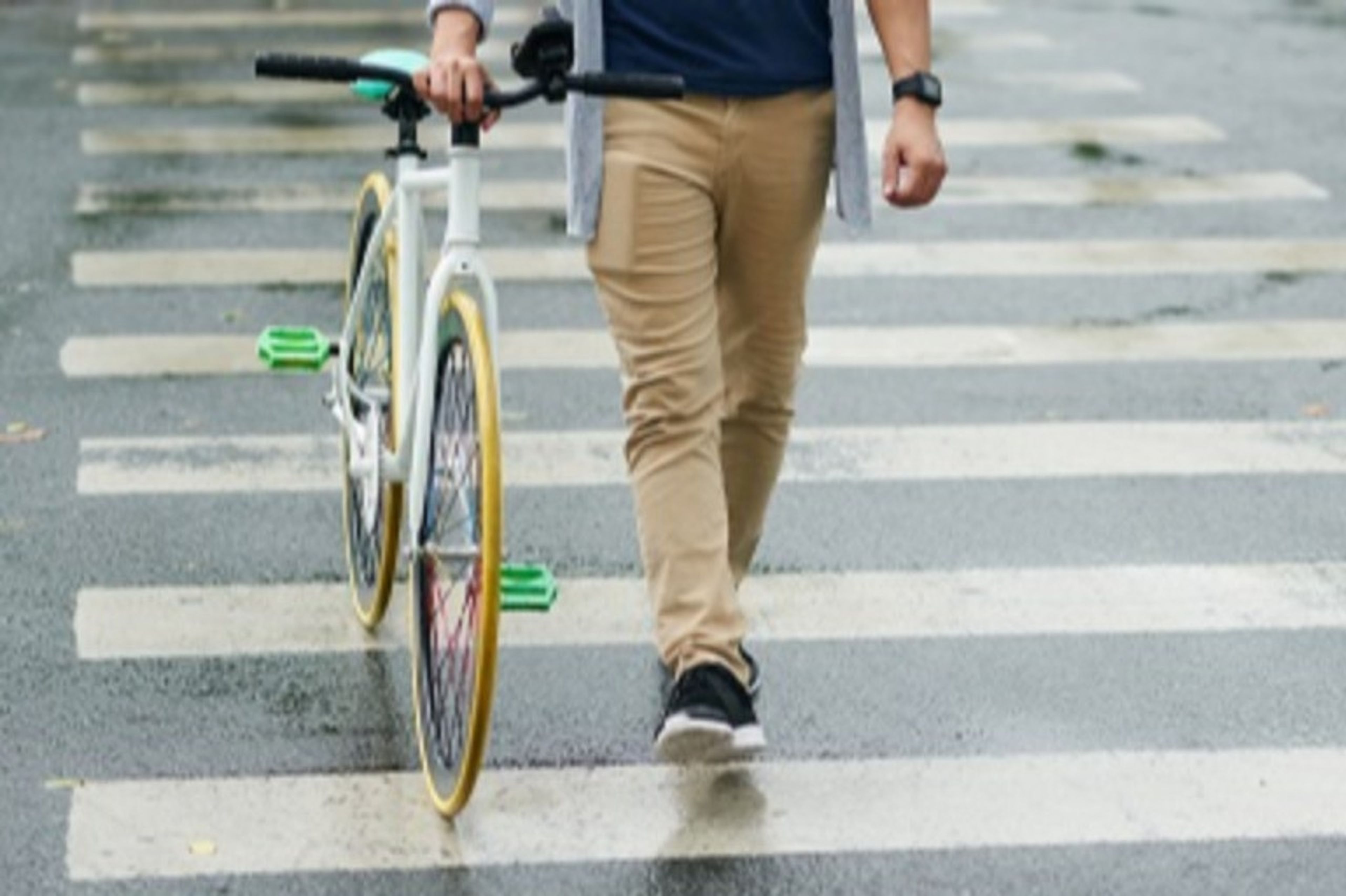 ¿Pueden las bicicletas cruzar los pasos de cebra? La DGT resuelve el misterio