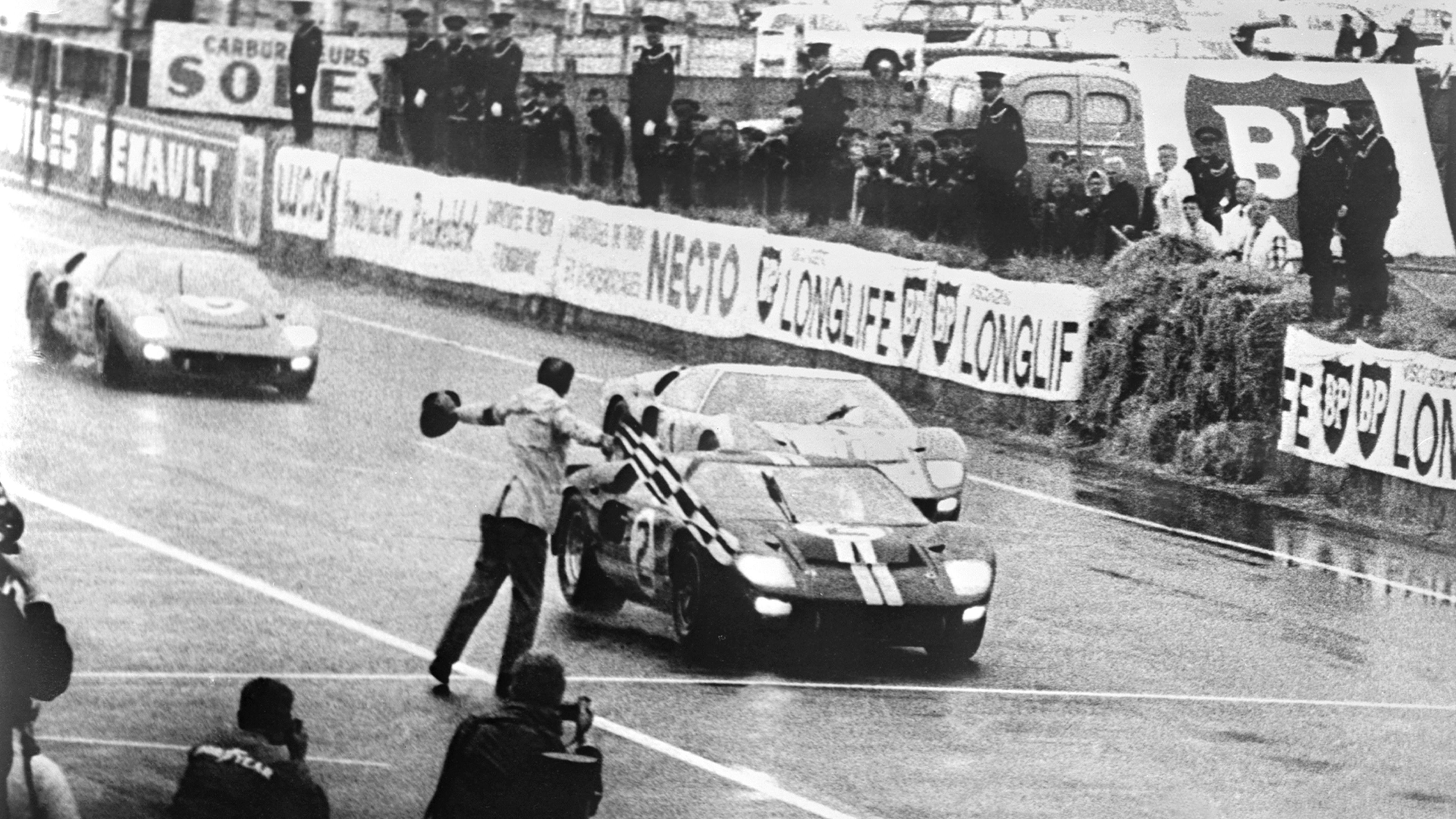 Los tres Ford GT40 llegando a meta en las 24 Horas de Le Mans, 1966.