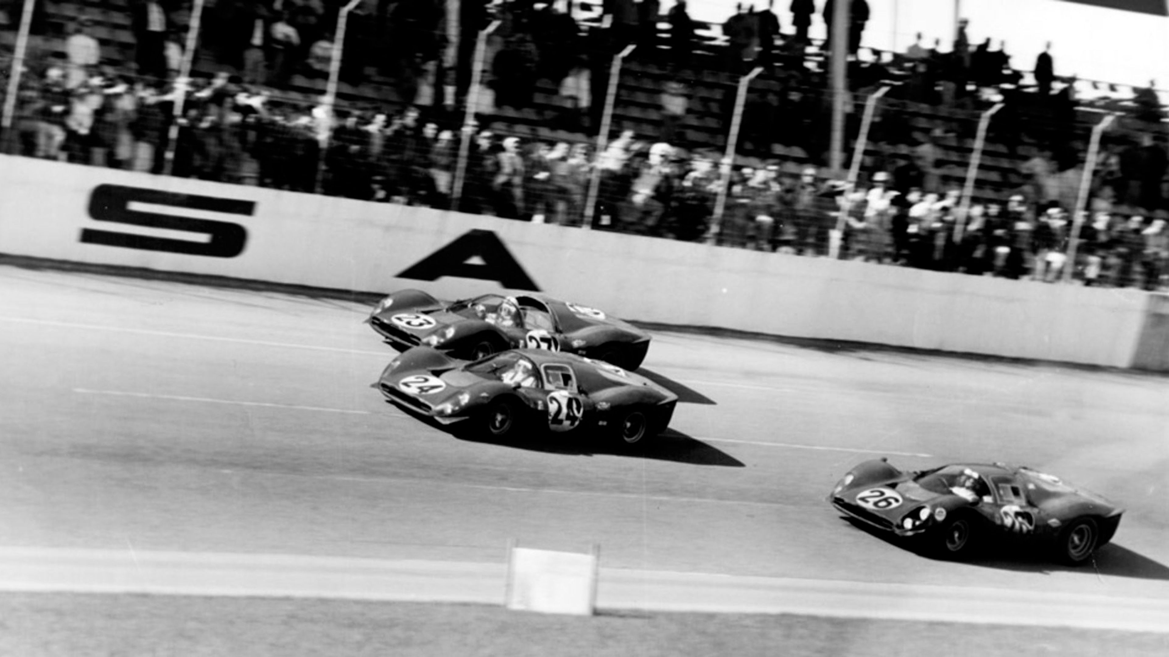 Triplete del Ferrari 330 P4 en las 24 Horas de Daytona.
