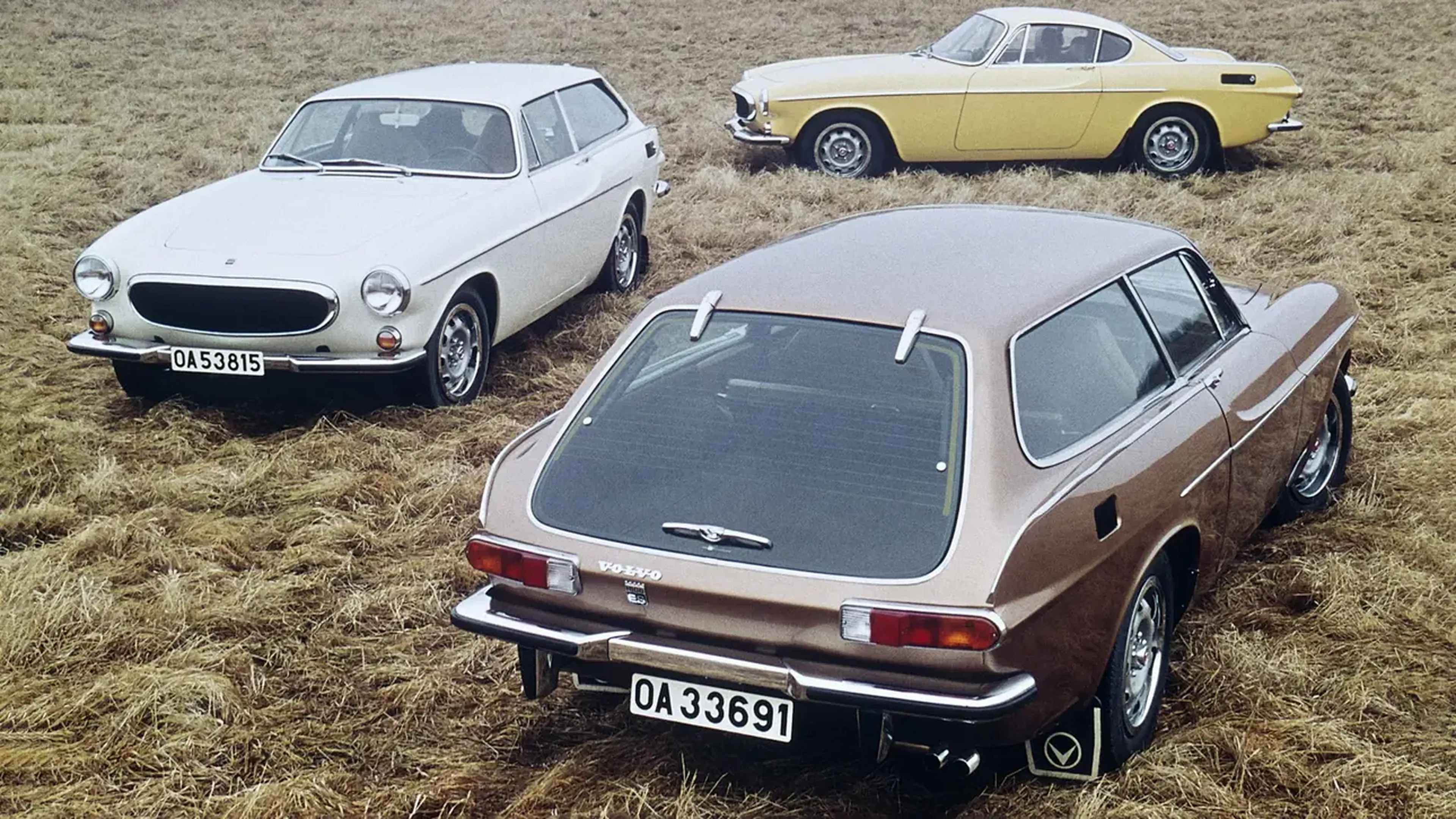 Volvo P1800 (detrás) y dos Volvo 1800ES (al frente).