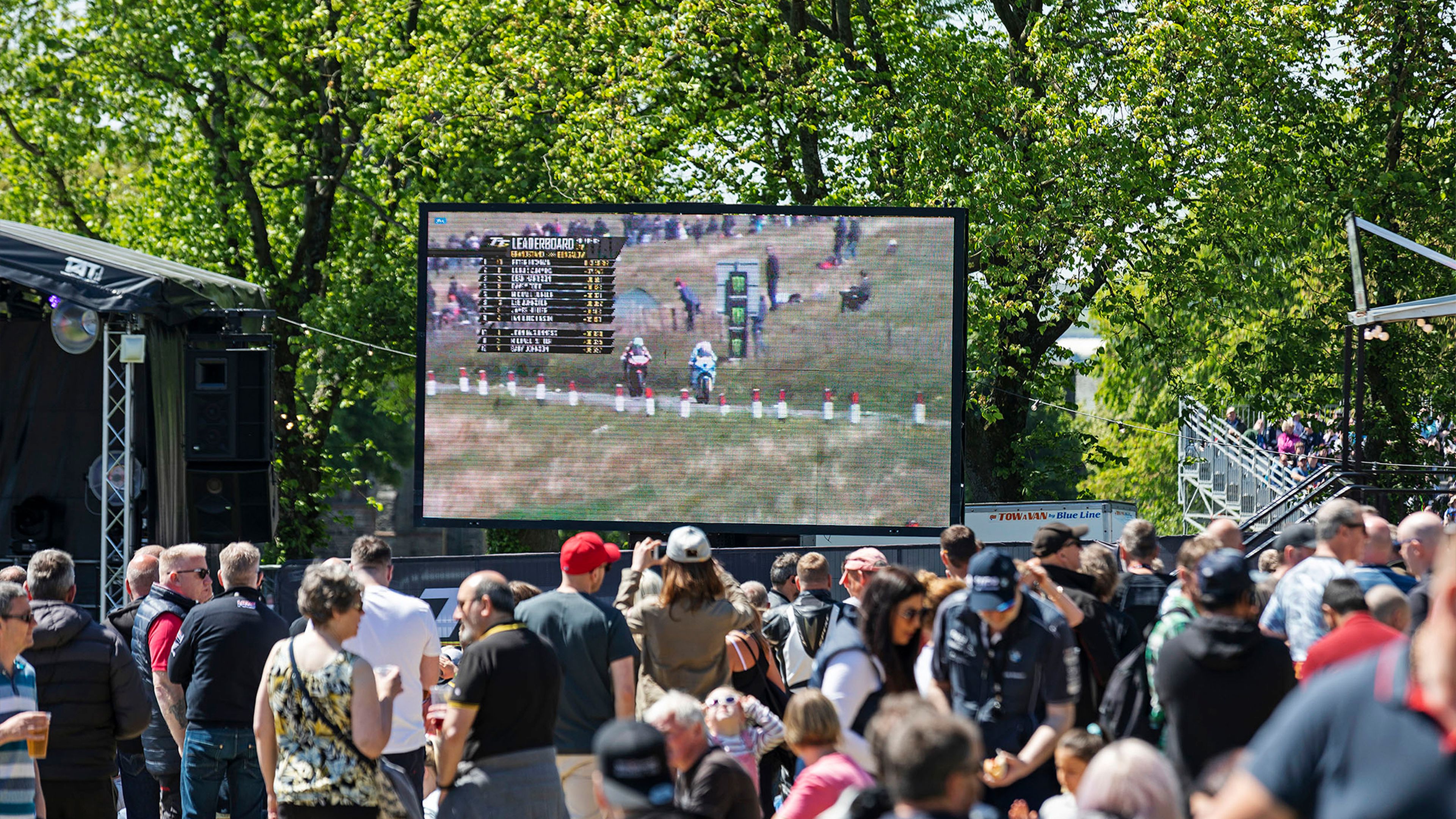 La afición observa el Tourist Trophy en las pantallas de la zona habilitada por Monster Energy.