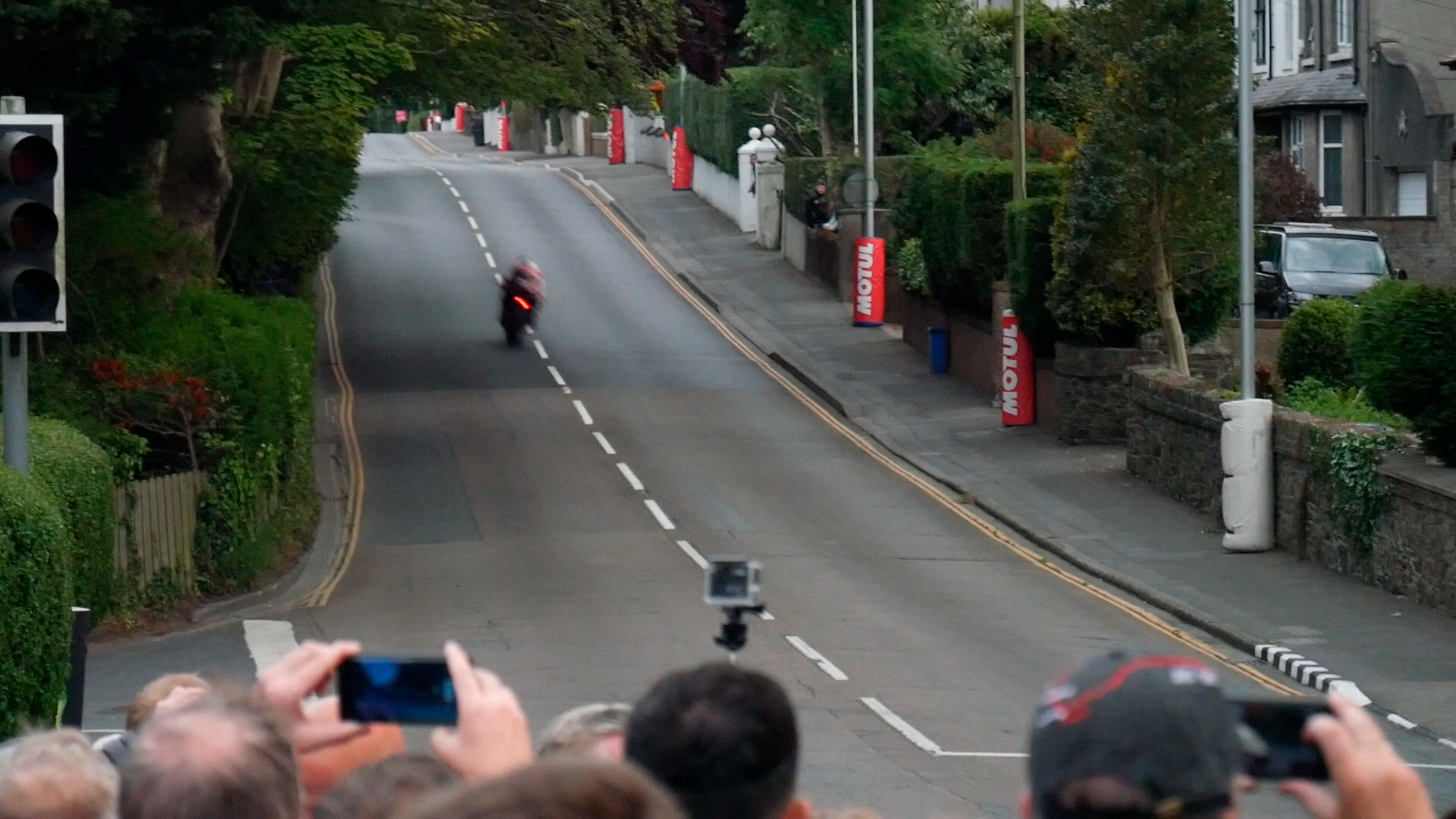 Moto del Supersport TT a más de 260 km/h en Bray Hill, en la subida tras la curva a derechas.