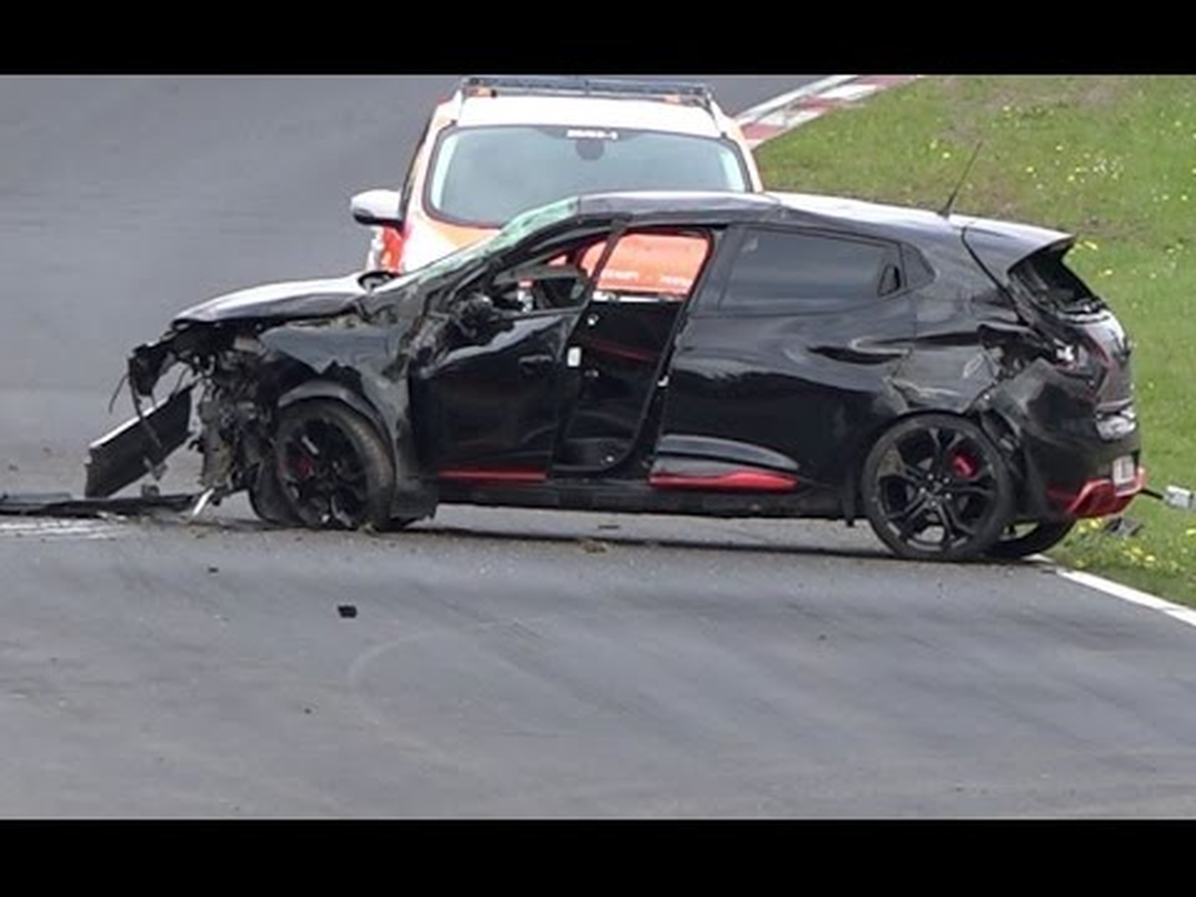 Brutal accidente de un Renault Clio RS en Nürburgring
