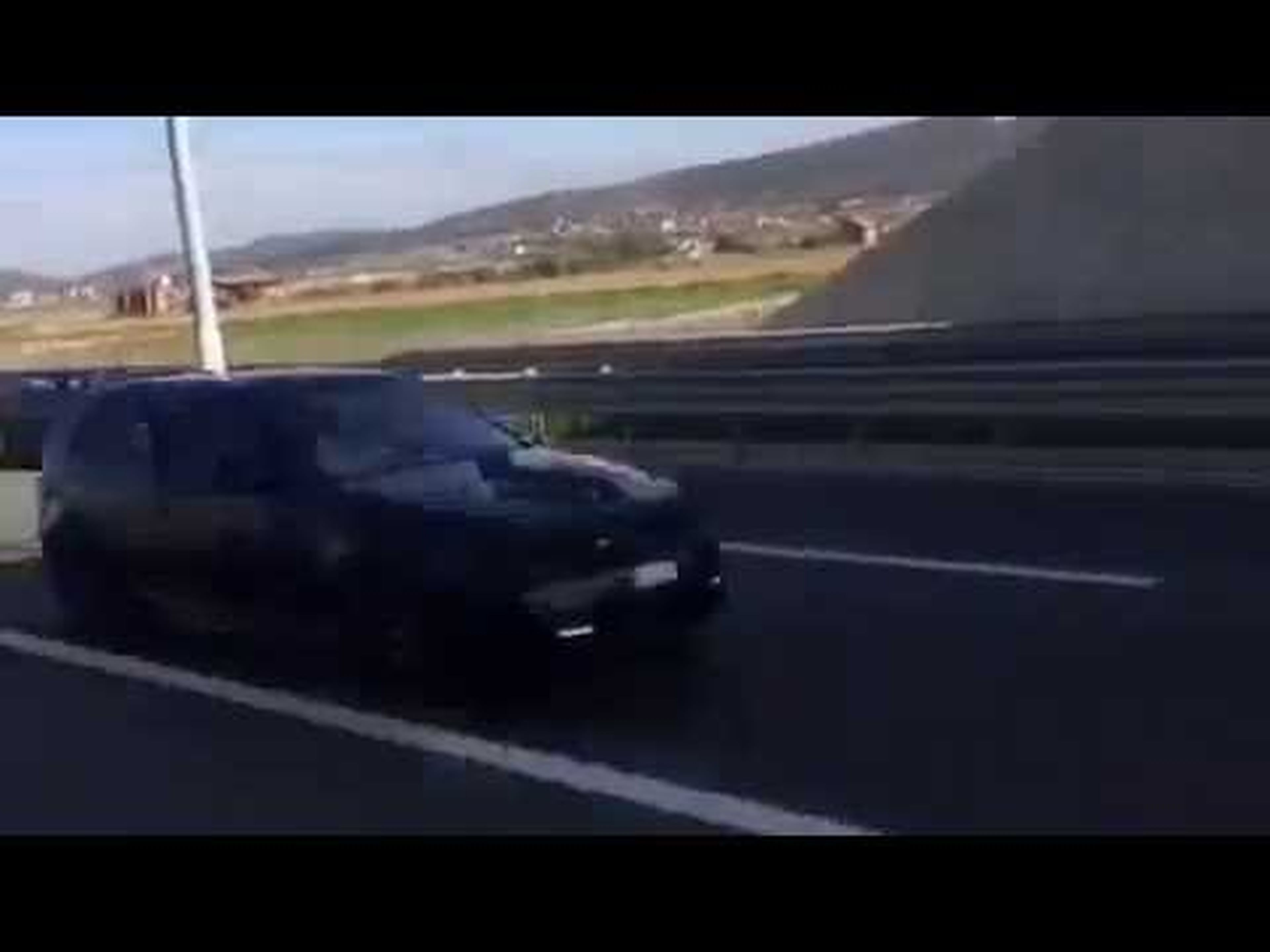 Carrera ilegal entre un BMW M3 V10 y un Golf R32 V10 (1)