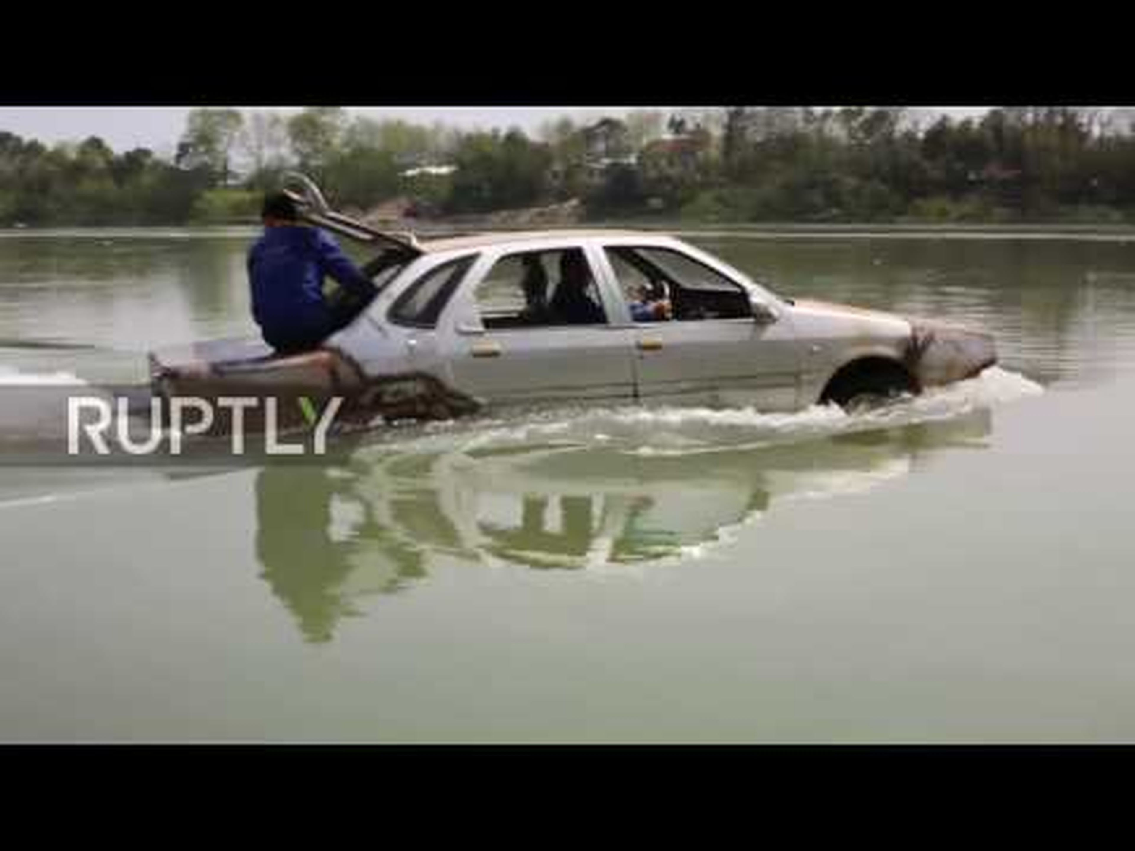 China: If Bond had more time and less money - Mechanic turns banger into amphibious ‘boat-car’