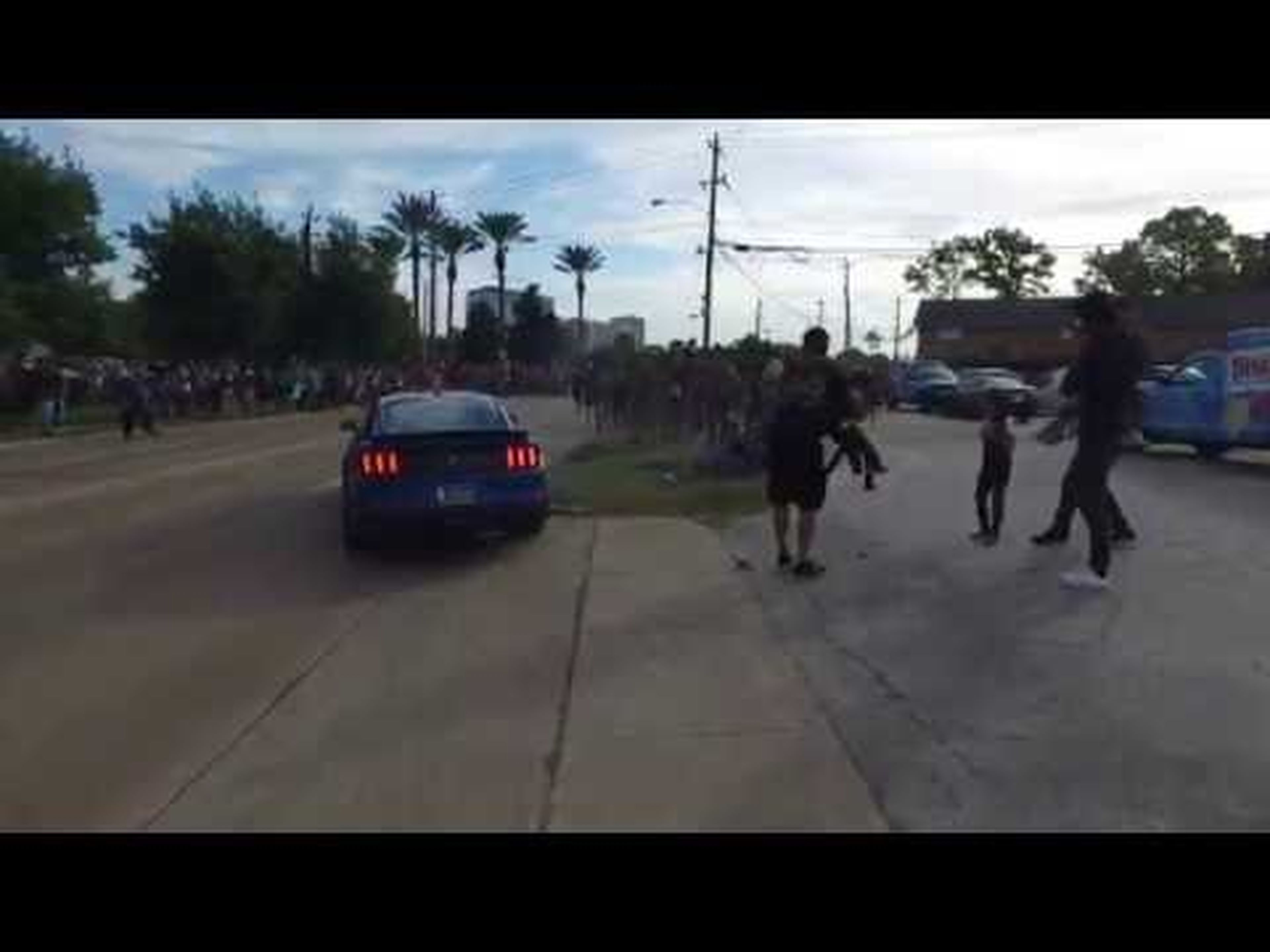 Un Ford Mustang casi la lía en Houston