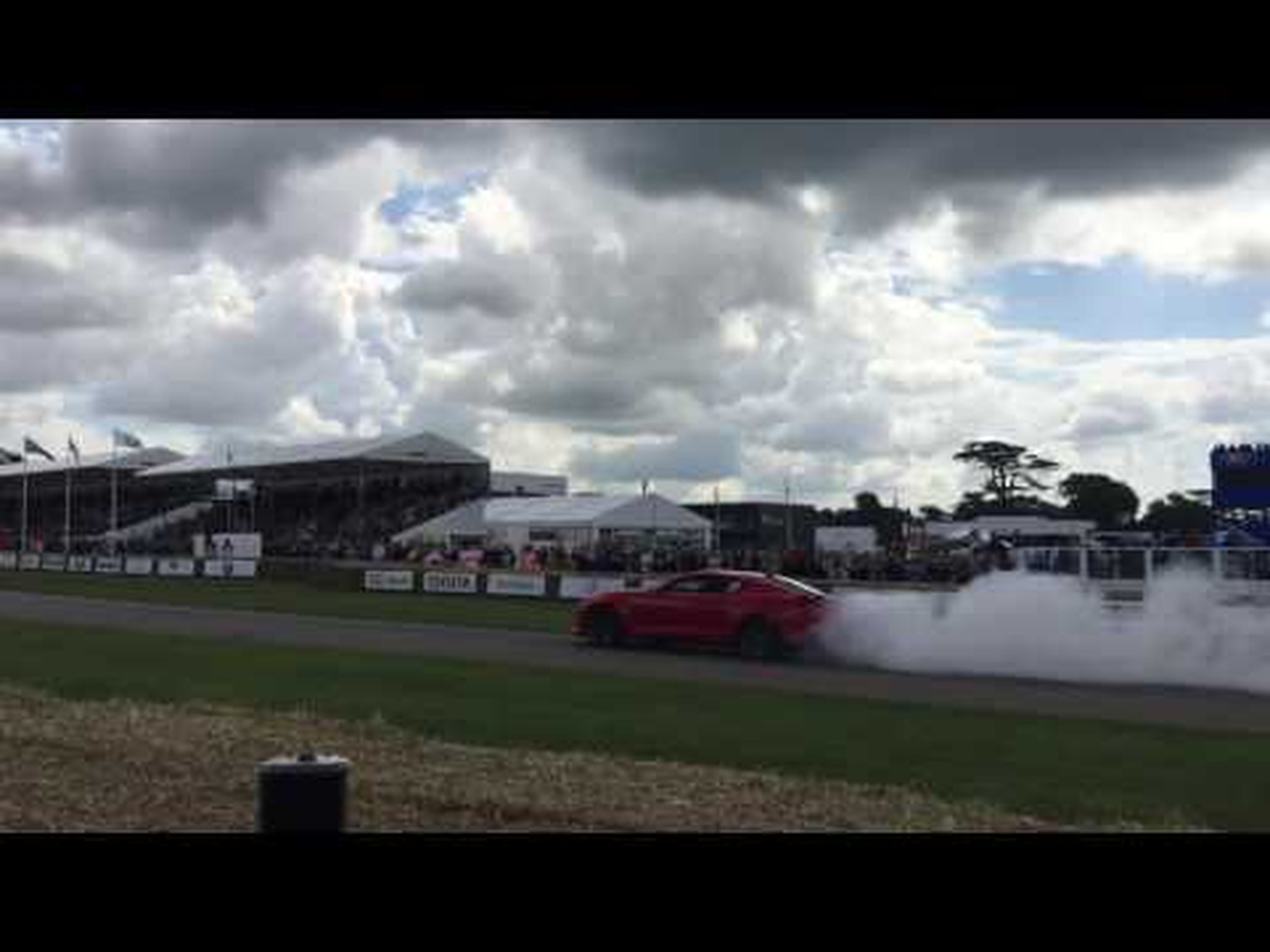 Goodwood Festival of Speed 2016: un Chevrolet Camaro quemando rueda