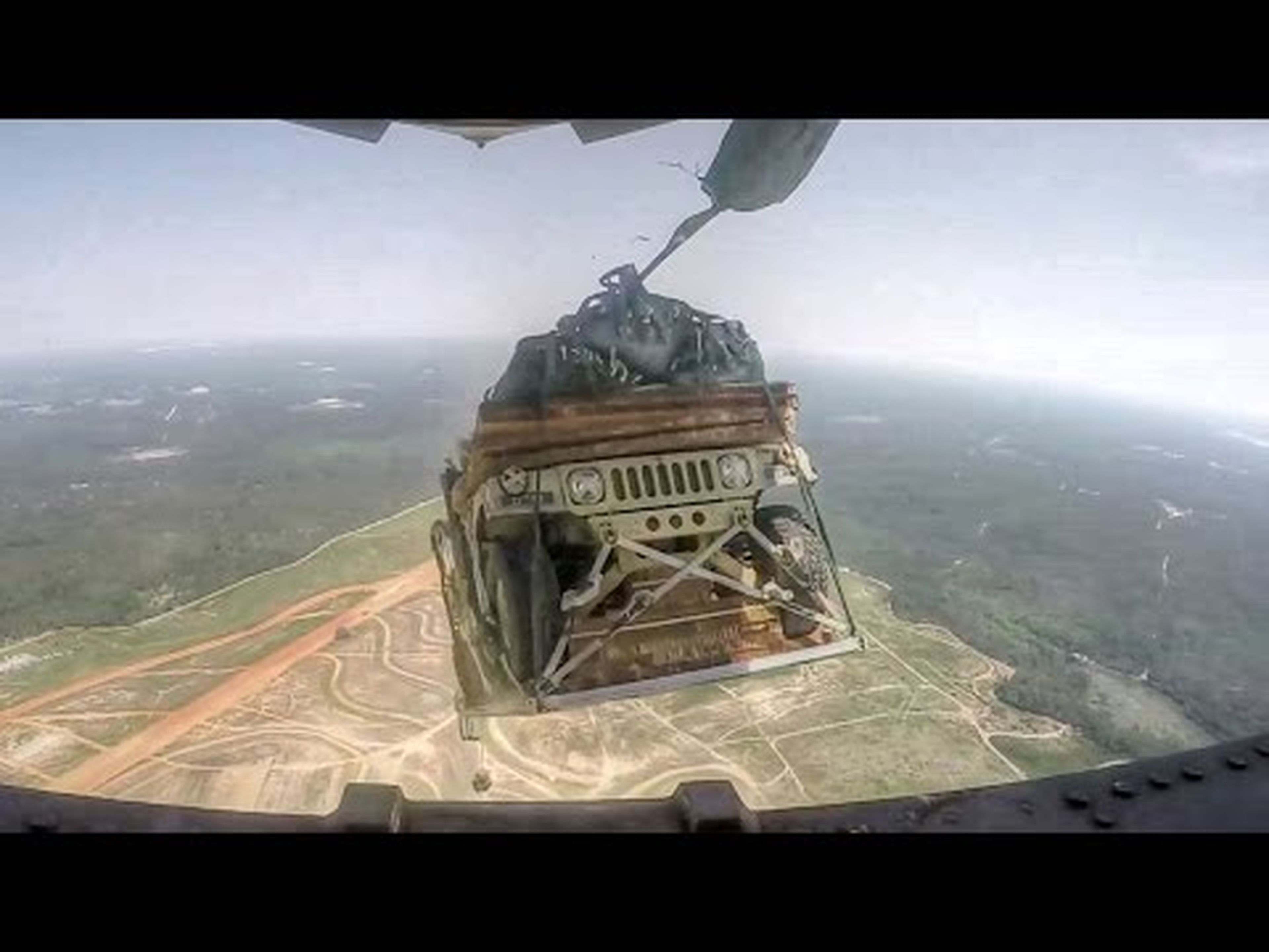 Hummer saltando desde un avión