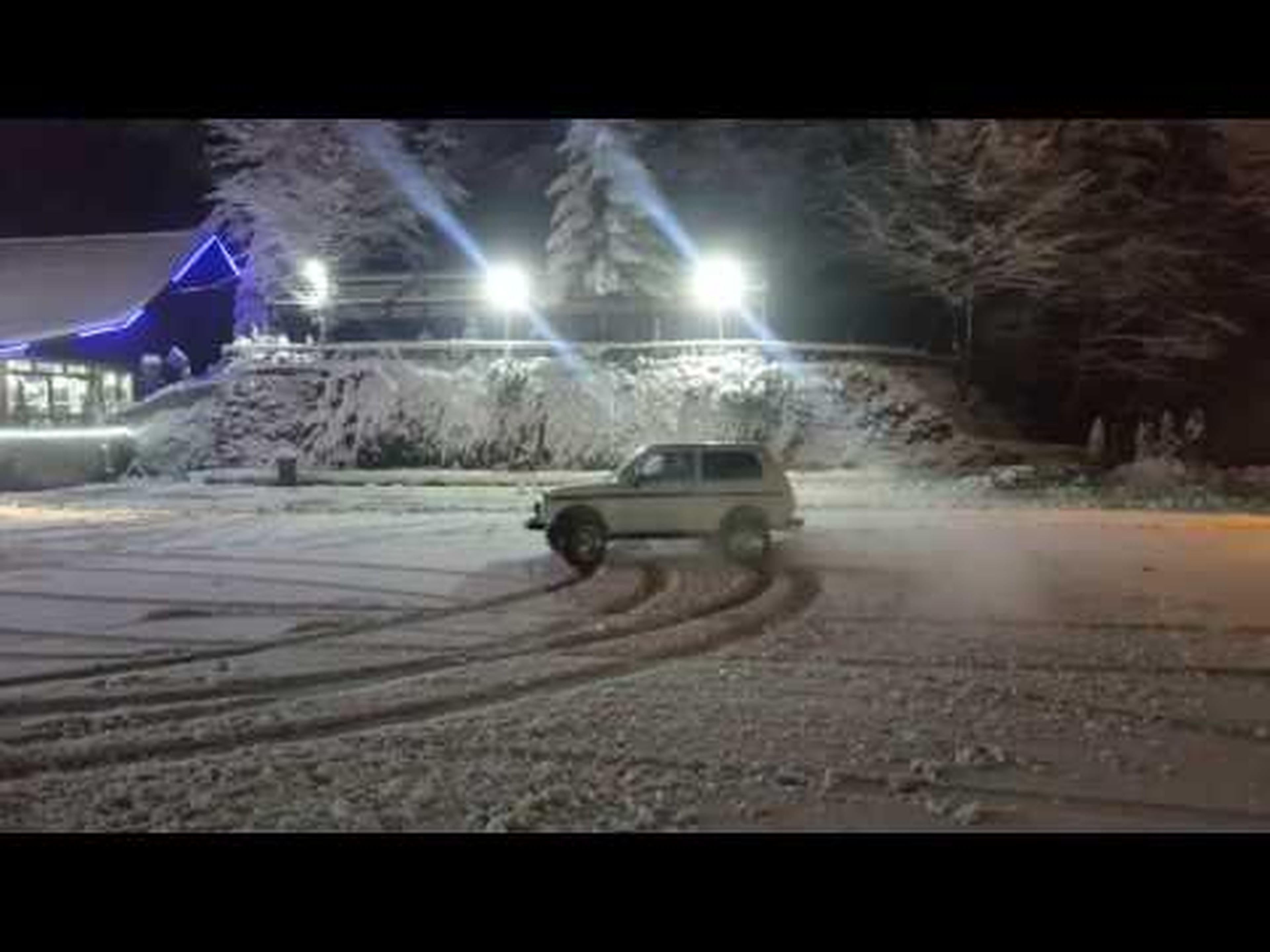 Un Lada Niva, driftando sobre nieve
