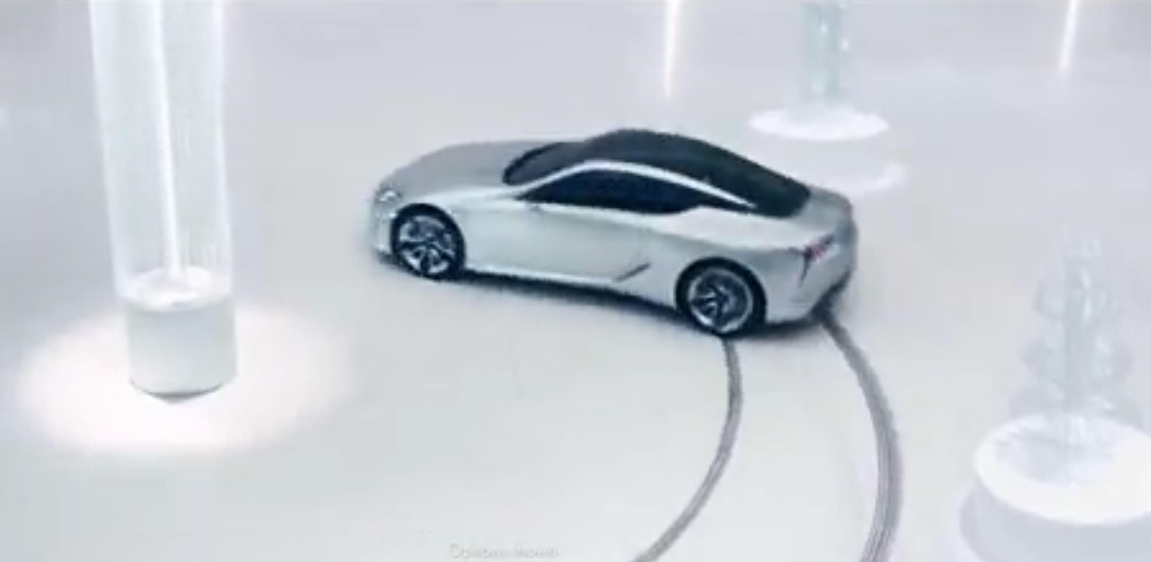 Un Lexus hace drifting en una exposición de cristalería