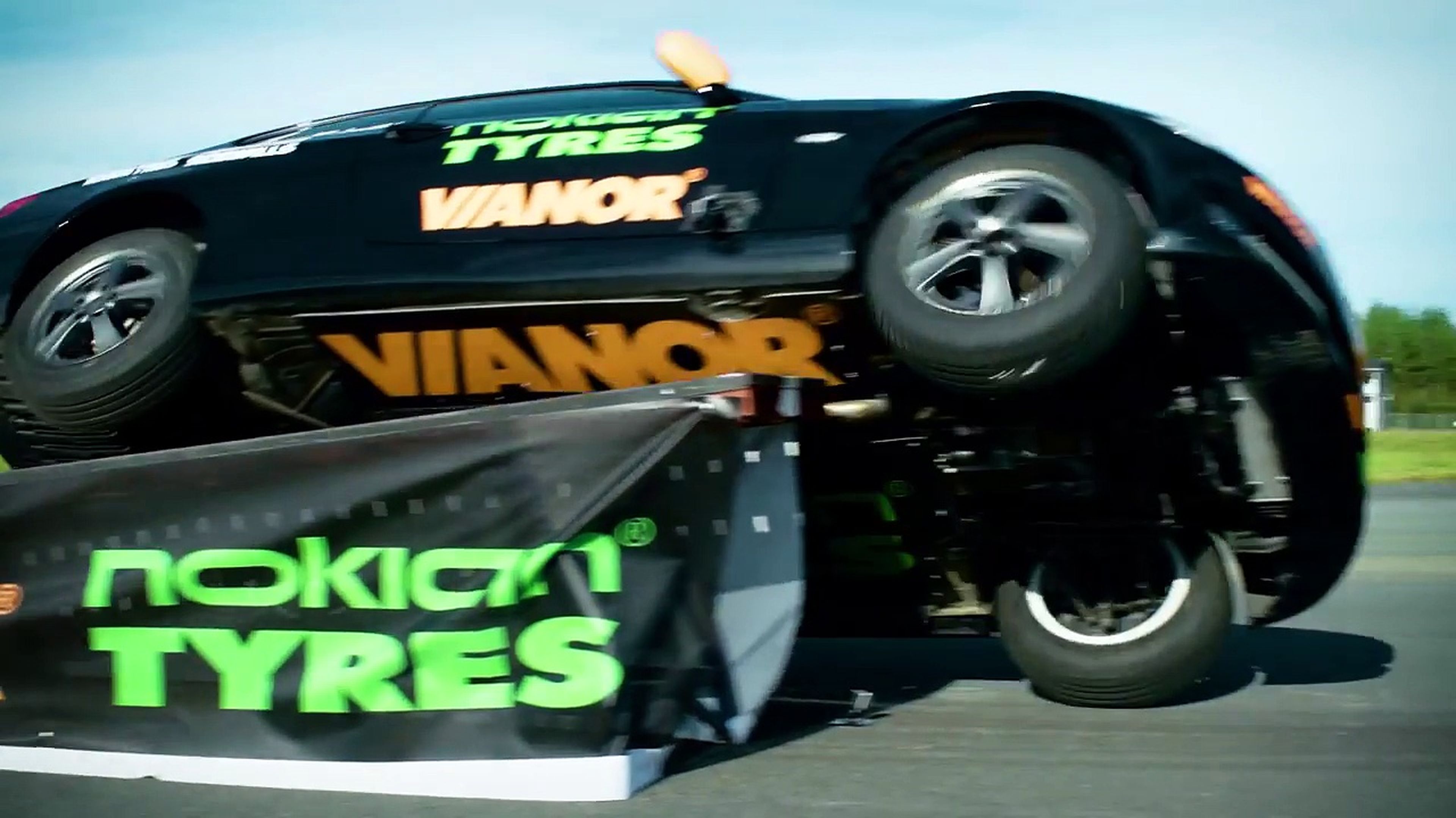 Nuevo récord Guinness de velocidad de un coche sobre dos ruedas