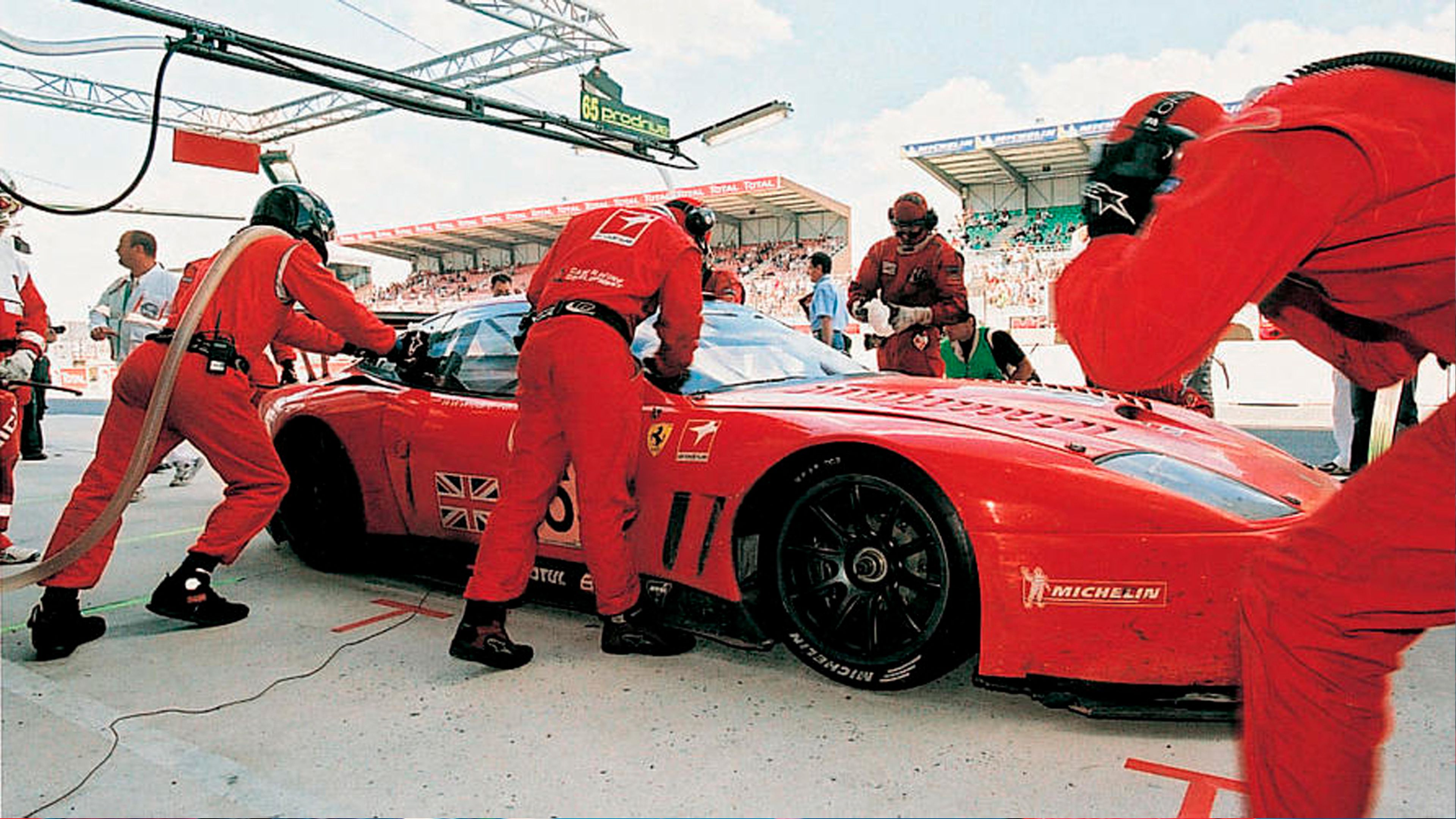 Parada en boxes del Ferrari 550 de Colin McRae en las 24 Horas de Le Mans.
