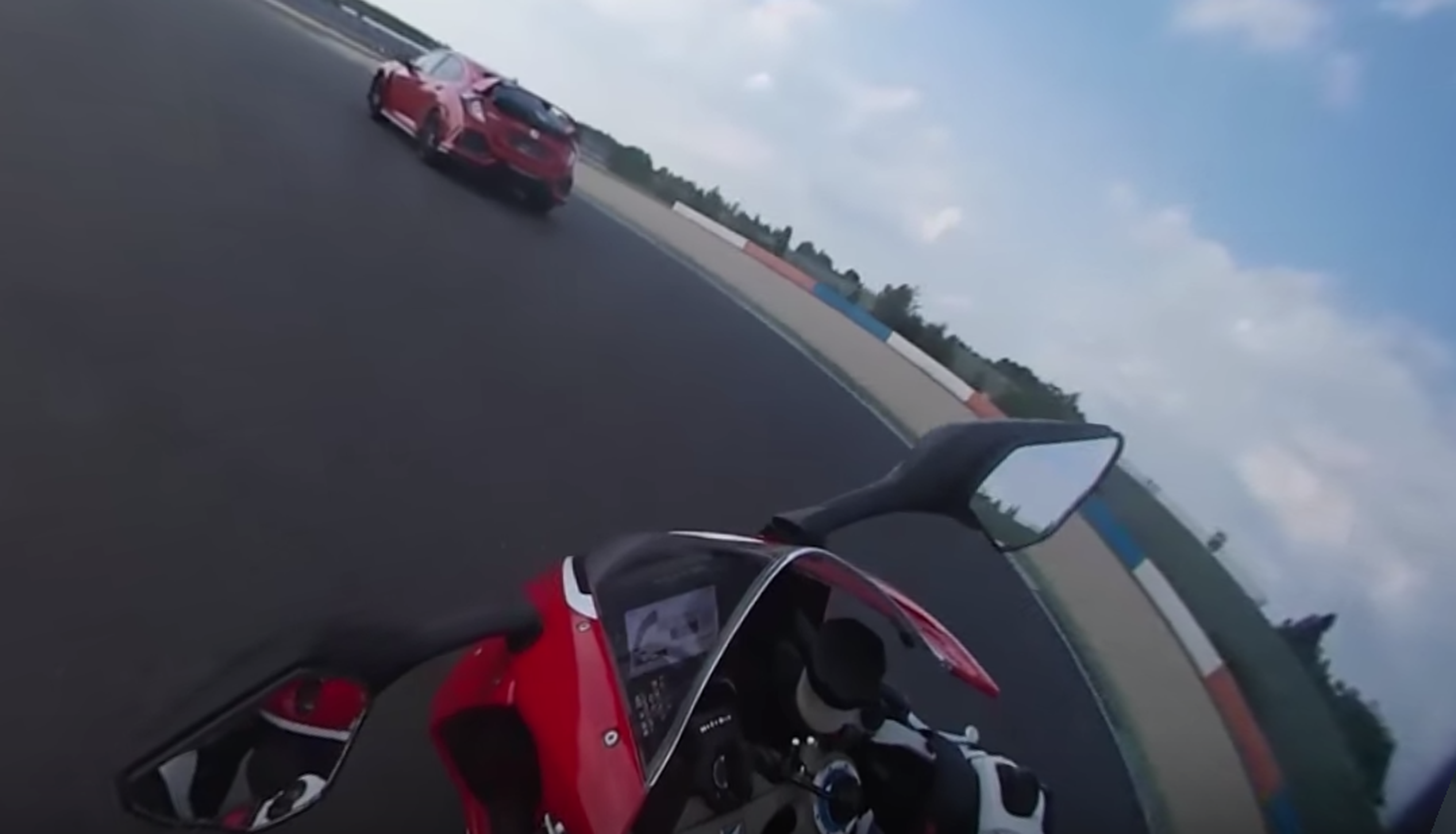 VÍDEO 360º: Honda Civic Type R vs Honda Fireblade en circuito [TG]