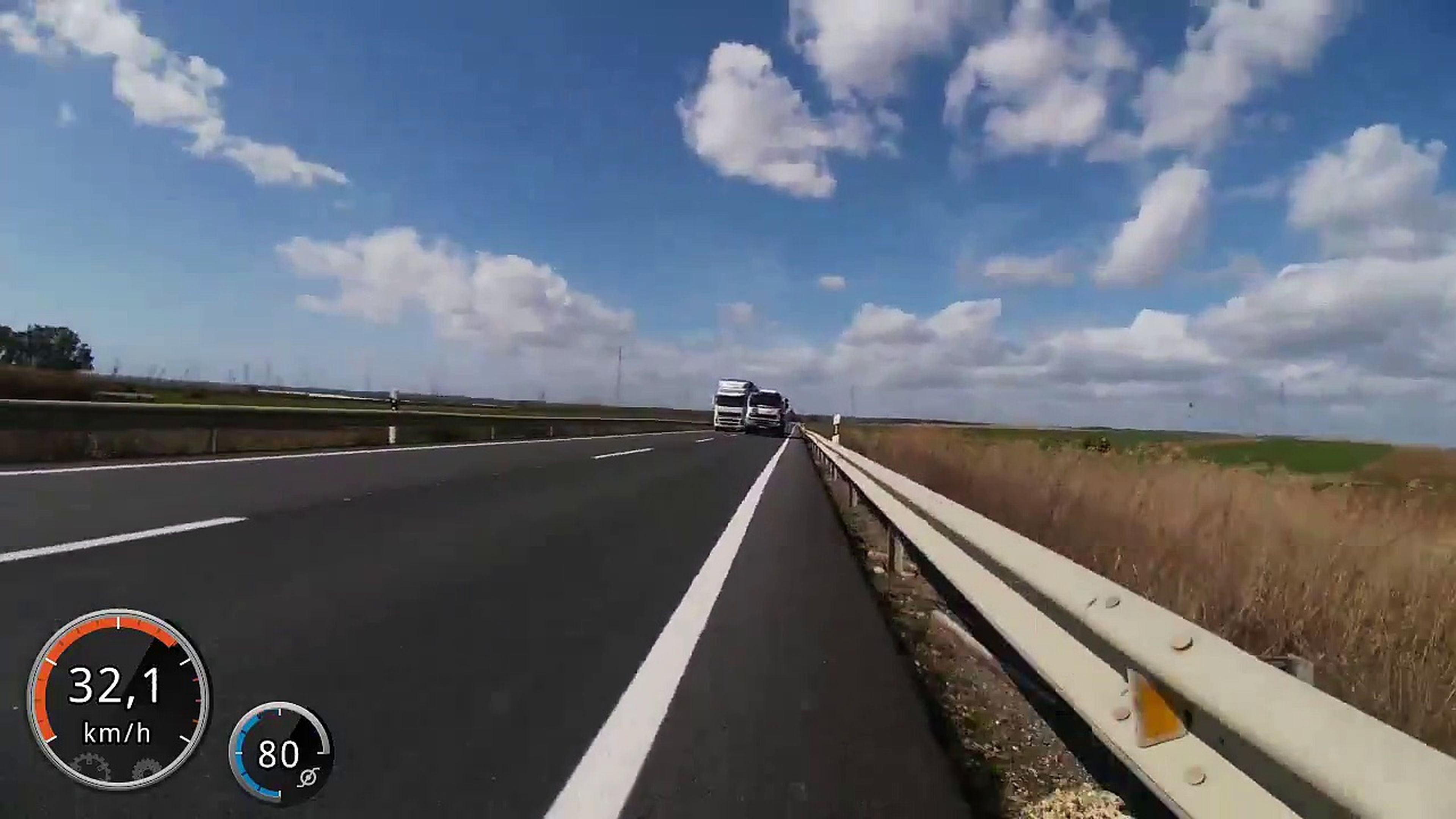 VÍDEO: este adelantamiento pone en peligro la vida de este ciclista [TG]