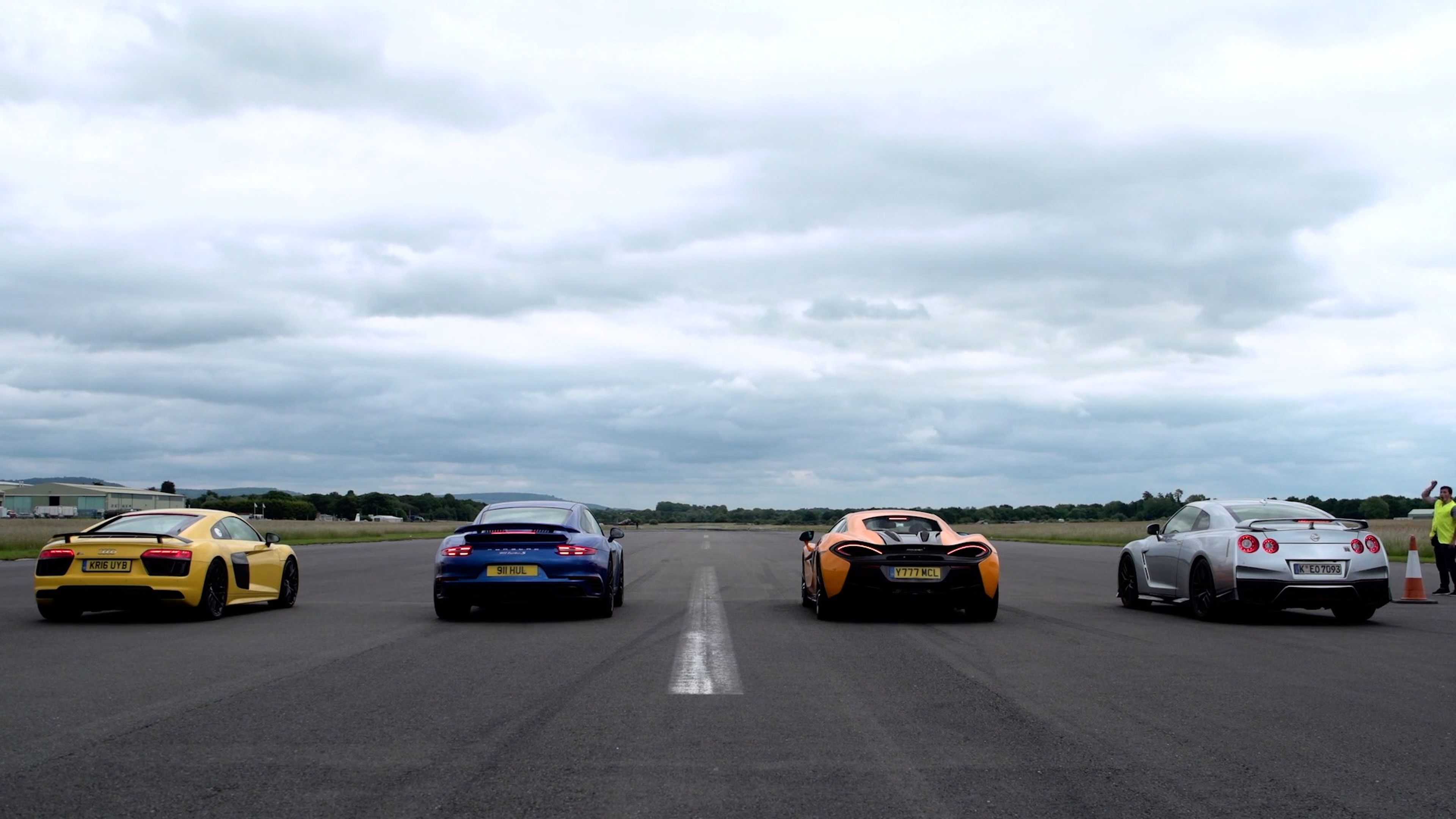 VÍDEO: Audi R8 V10, Porsche 911 Turbo S, Nissan GT-R o McLaren 570S, ¿Cuál gana en aceleración pura?