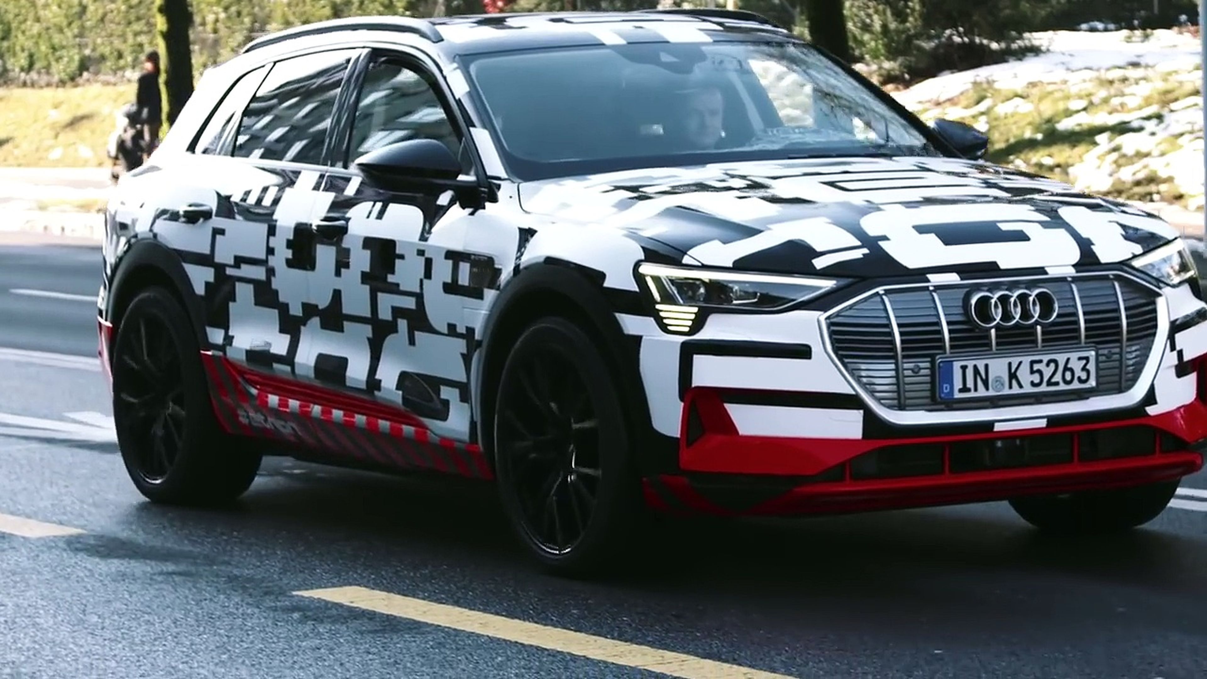 VÍDEO: Audi e-tron, rodando por Ginebra por primera vez [TG]