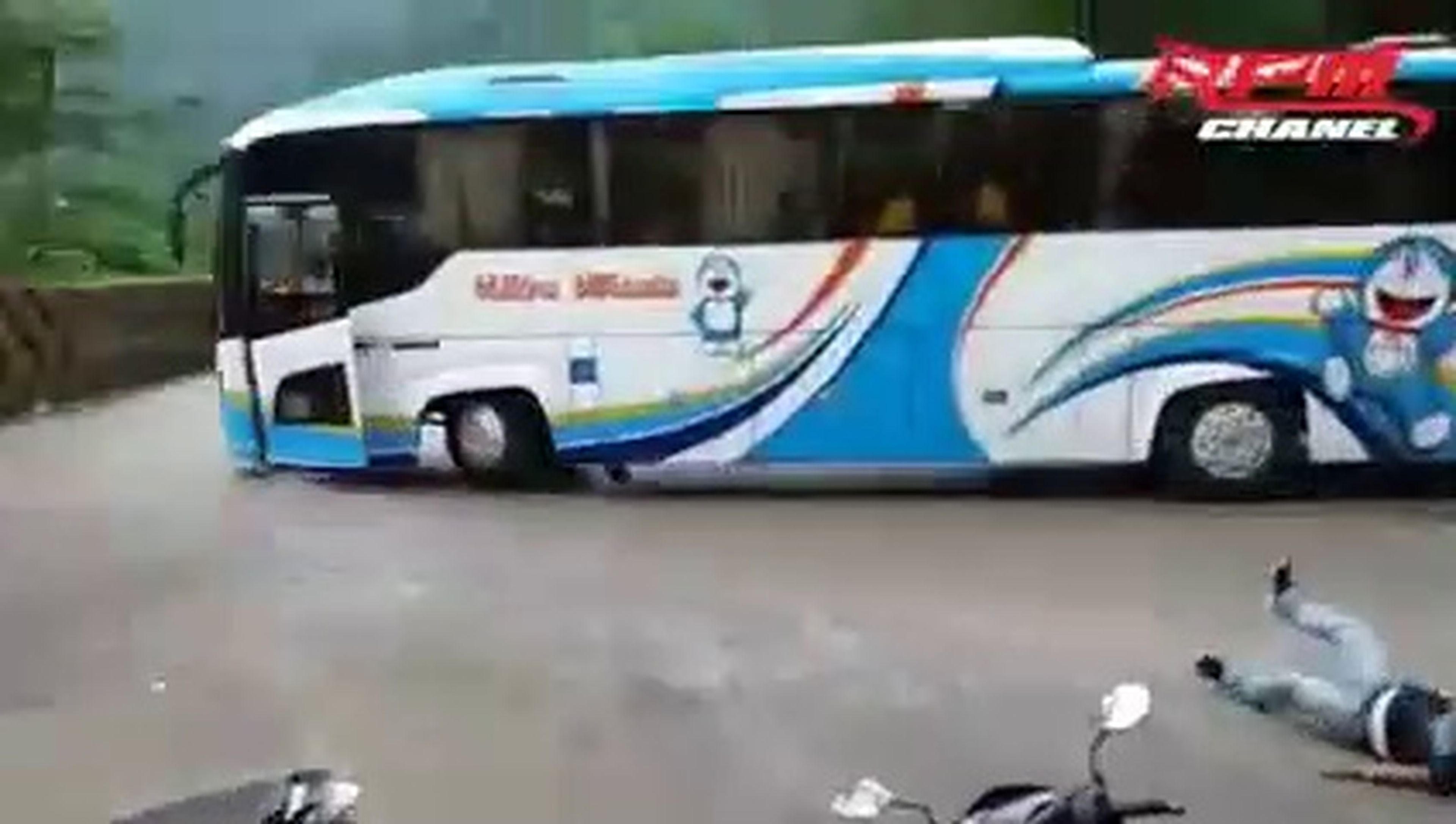 VÍDEO: Un autobús se queda sin frenos y sin conductor en plena bajada