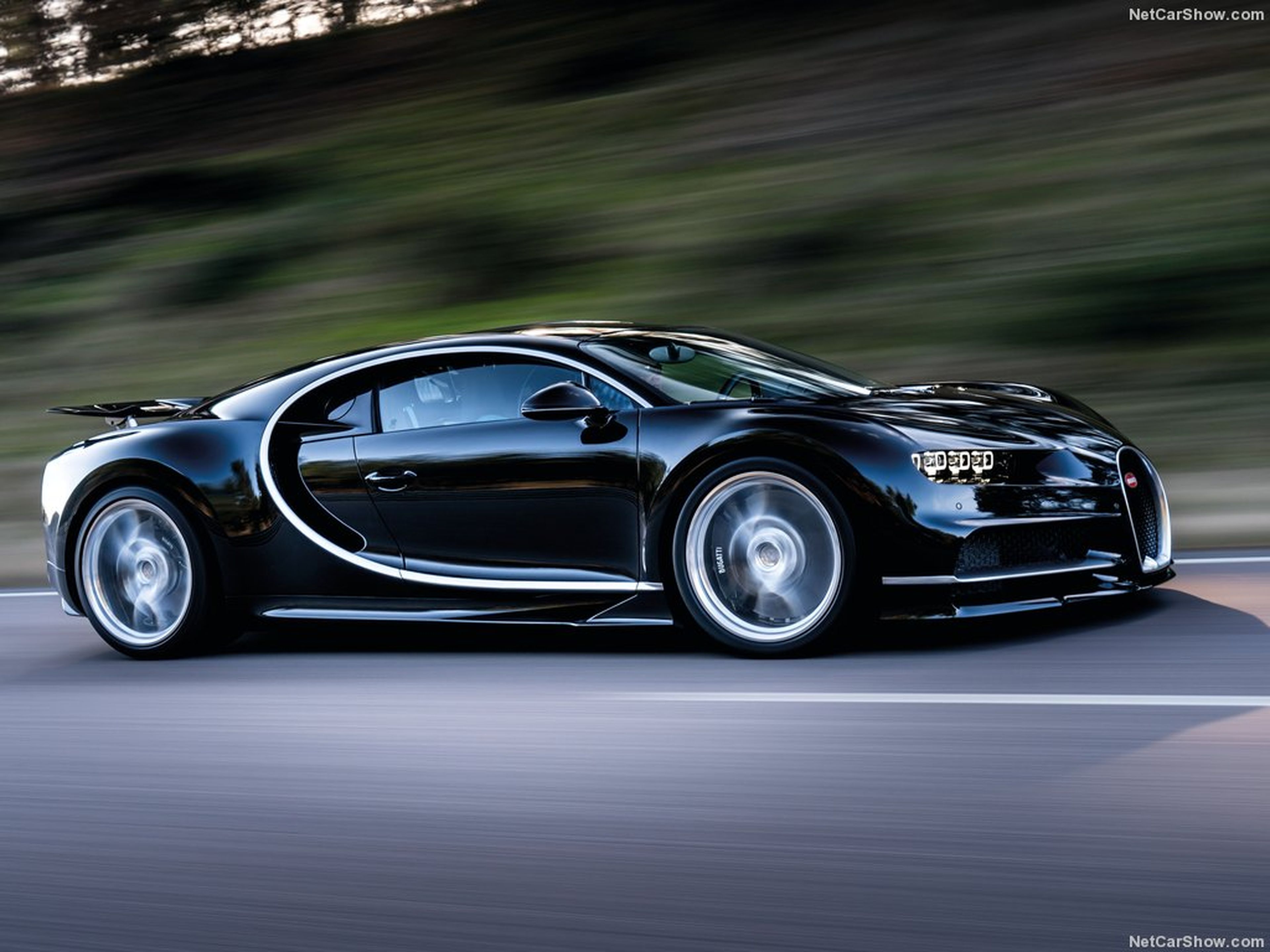 VÍDEO: Bugatti Chiron o Tesla Roadster, ¿cuál es más rápido? [TG]