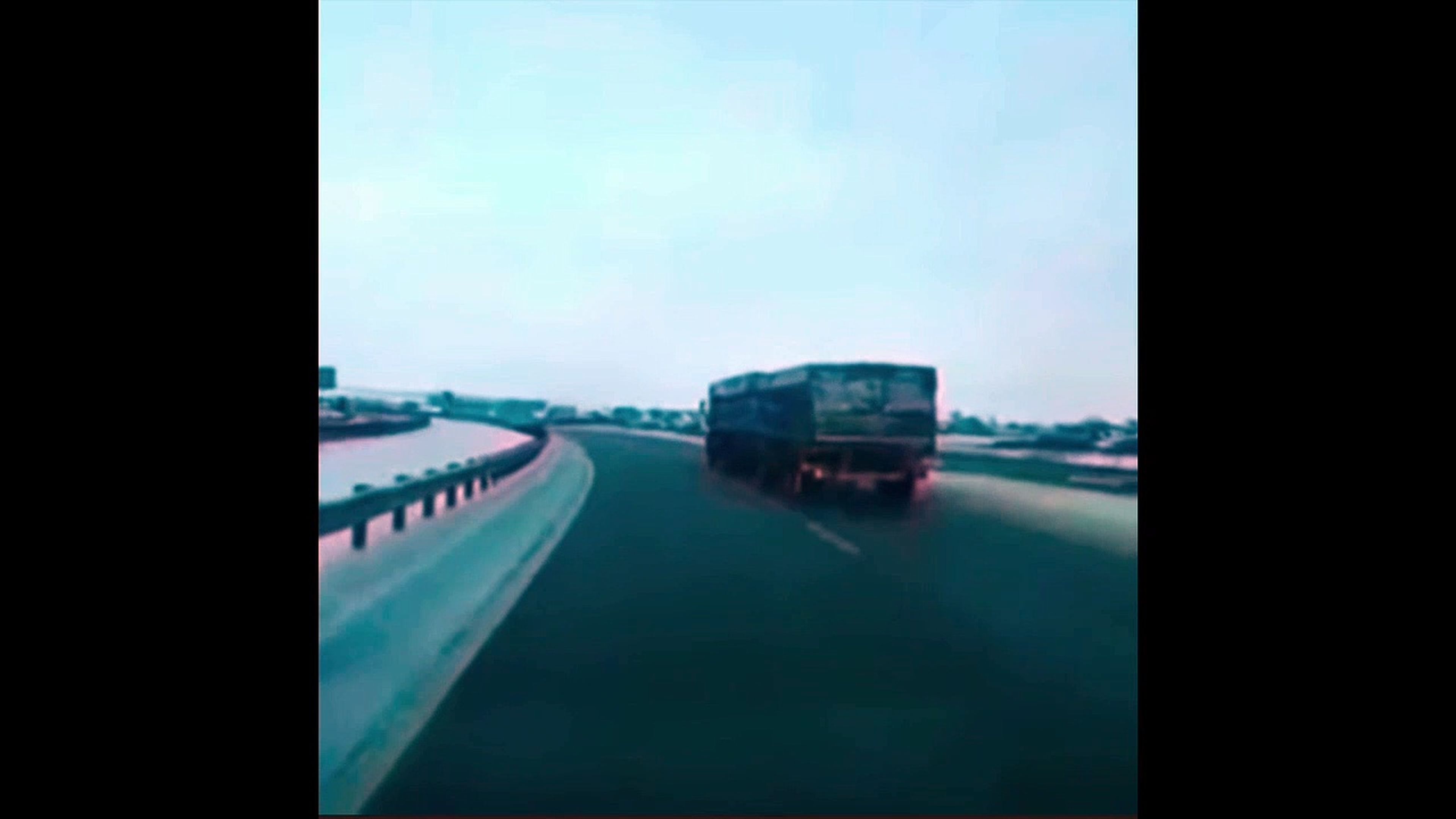 VÍDEO: Este camión con remolque se salva haciendo drift