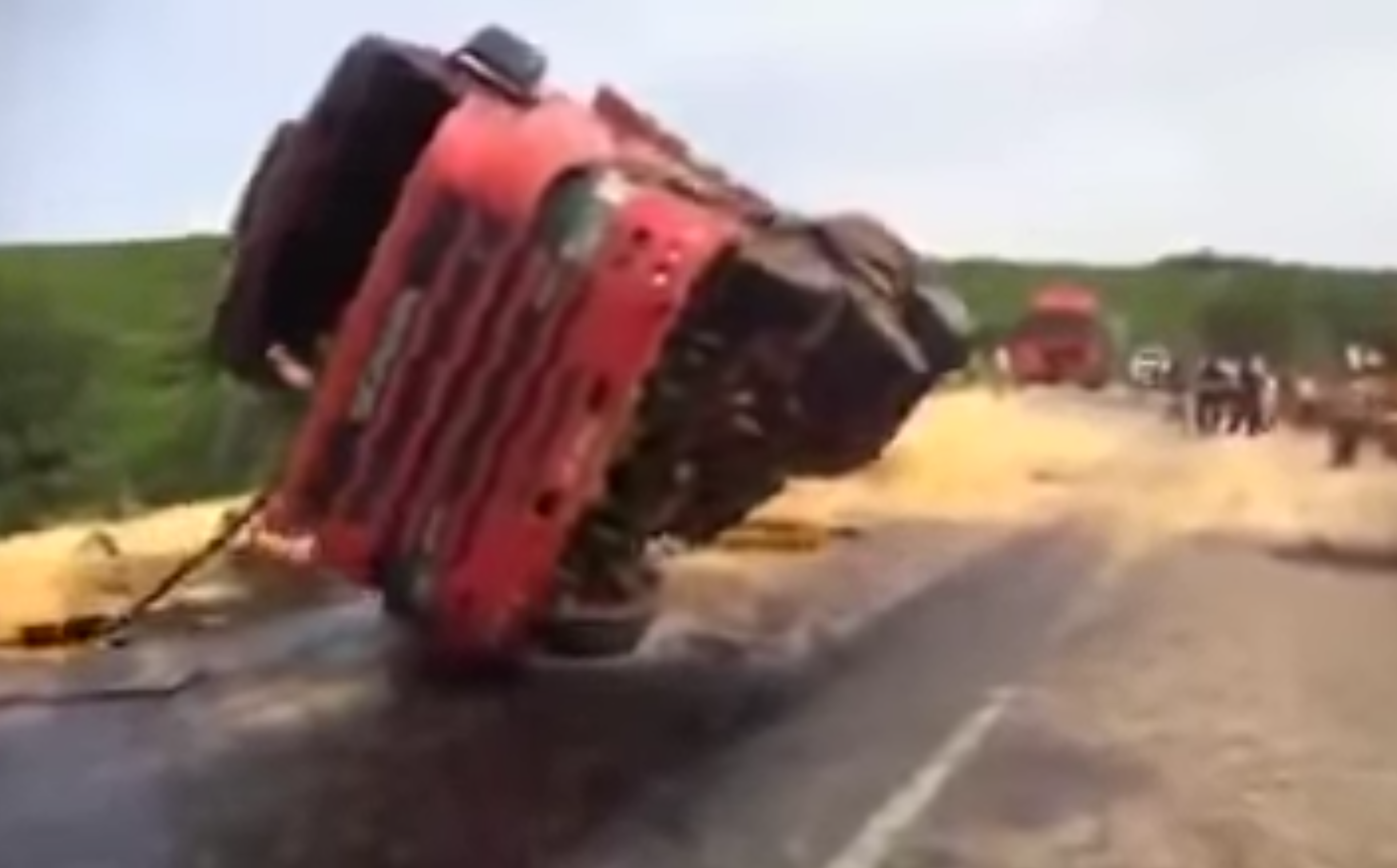 VÍDEO: Un camión vuelca, una excavadora lo pone de pie y luego se va ladera abajo