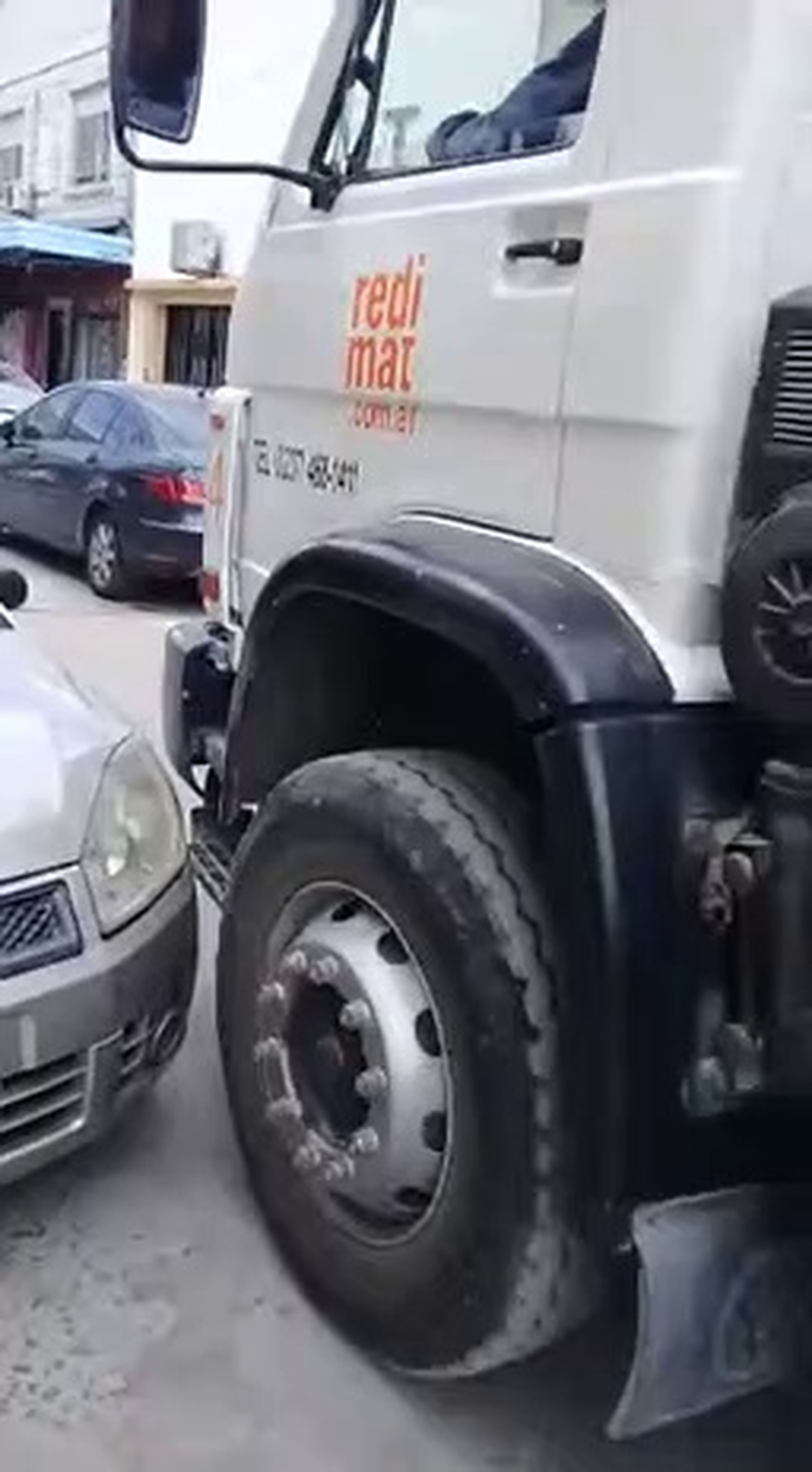 VÍDEO: Un camionero destroza sin piedad un coche mal aparcado