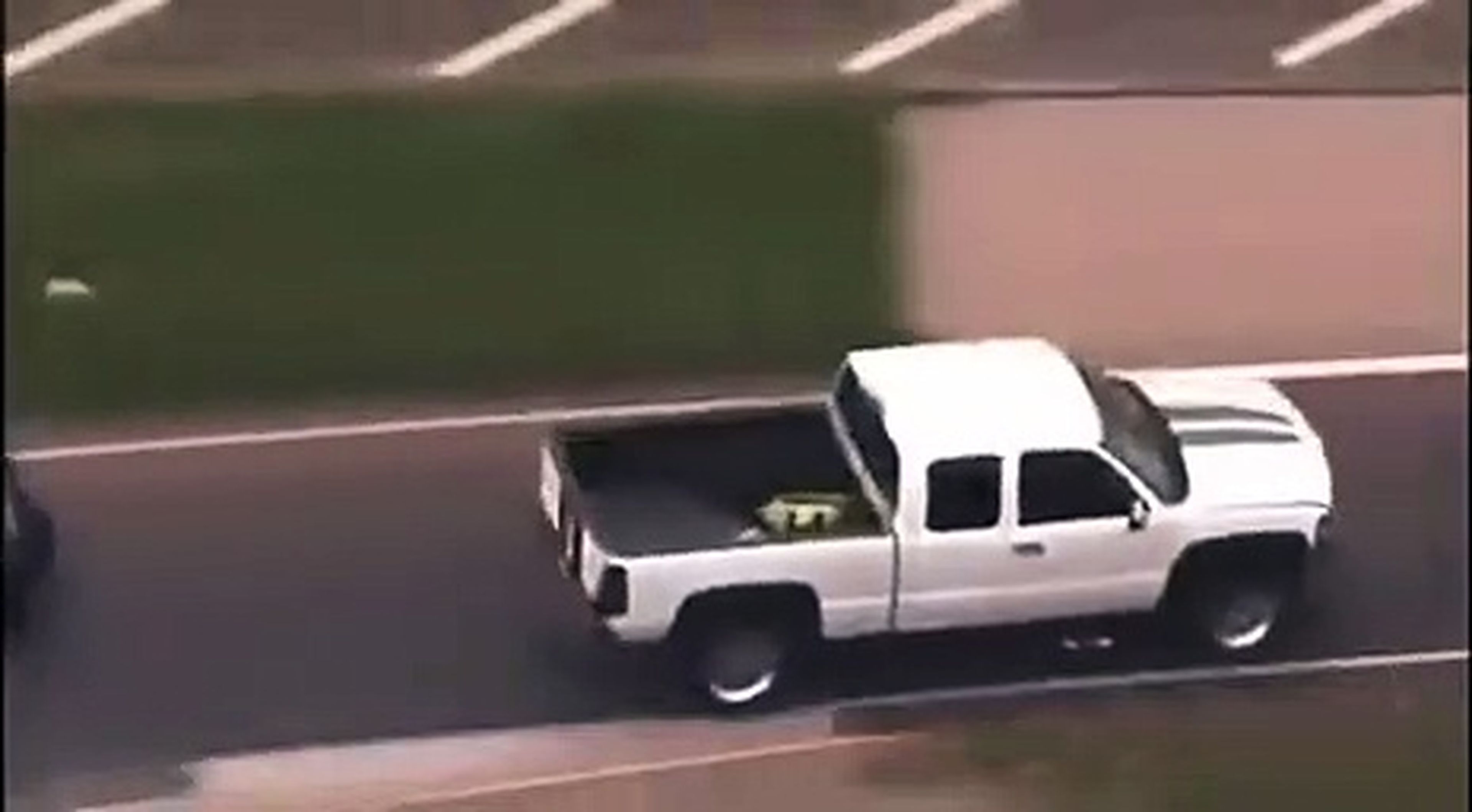 VÍDEO: Este Chevrolet Silverado es es una ROCA... la policía lo vuelca, pero su conductor no se detiene