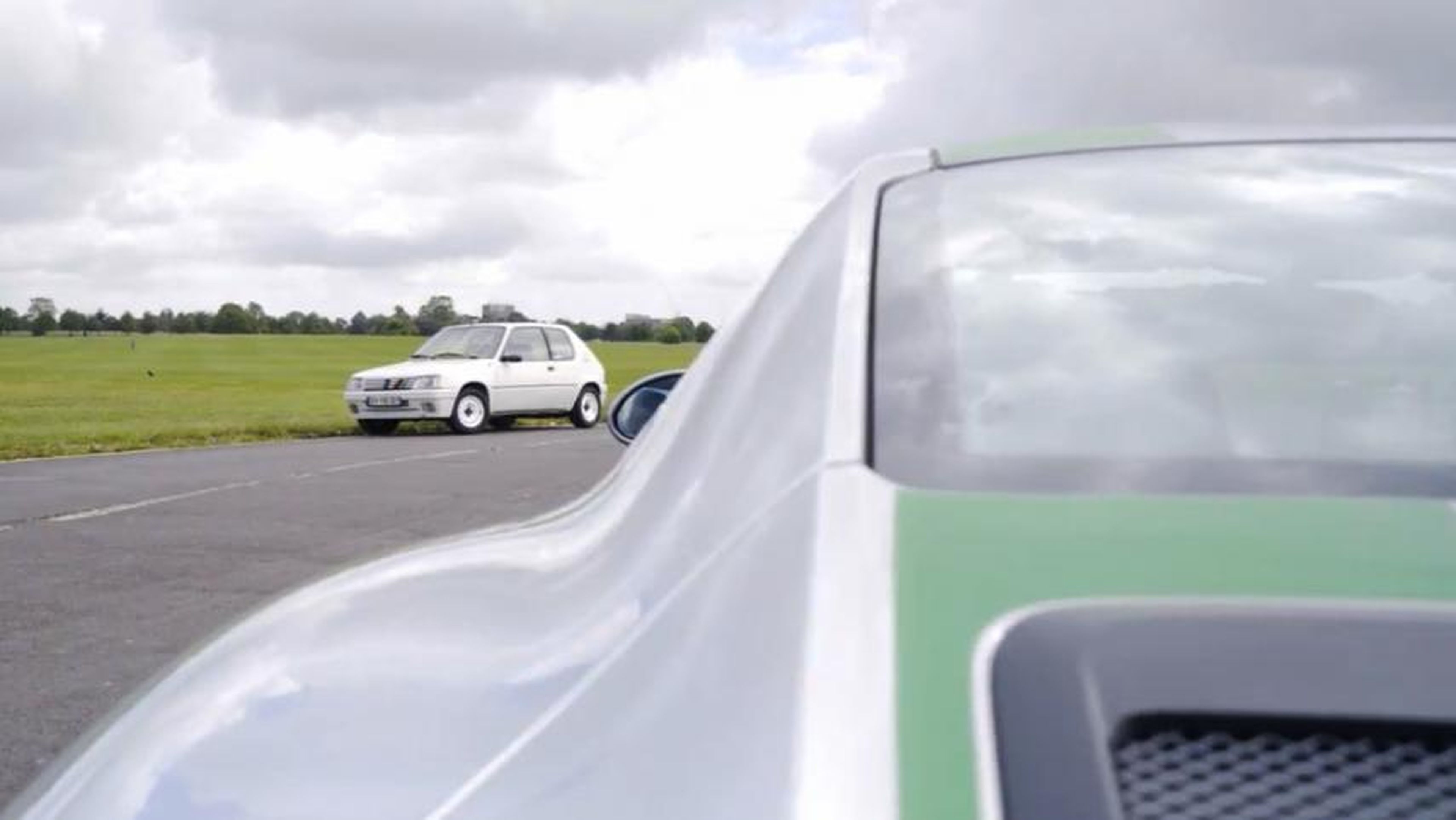 VÍDEO: Chris HARRIS enfrenta un PORSCHE 911R contra un PEUGEOT 205 Rallye
