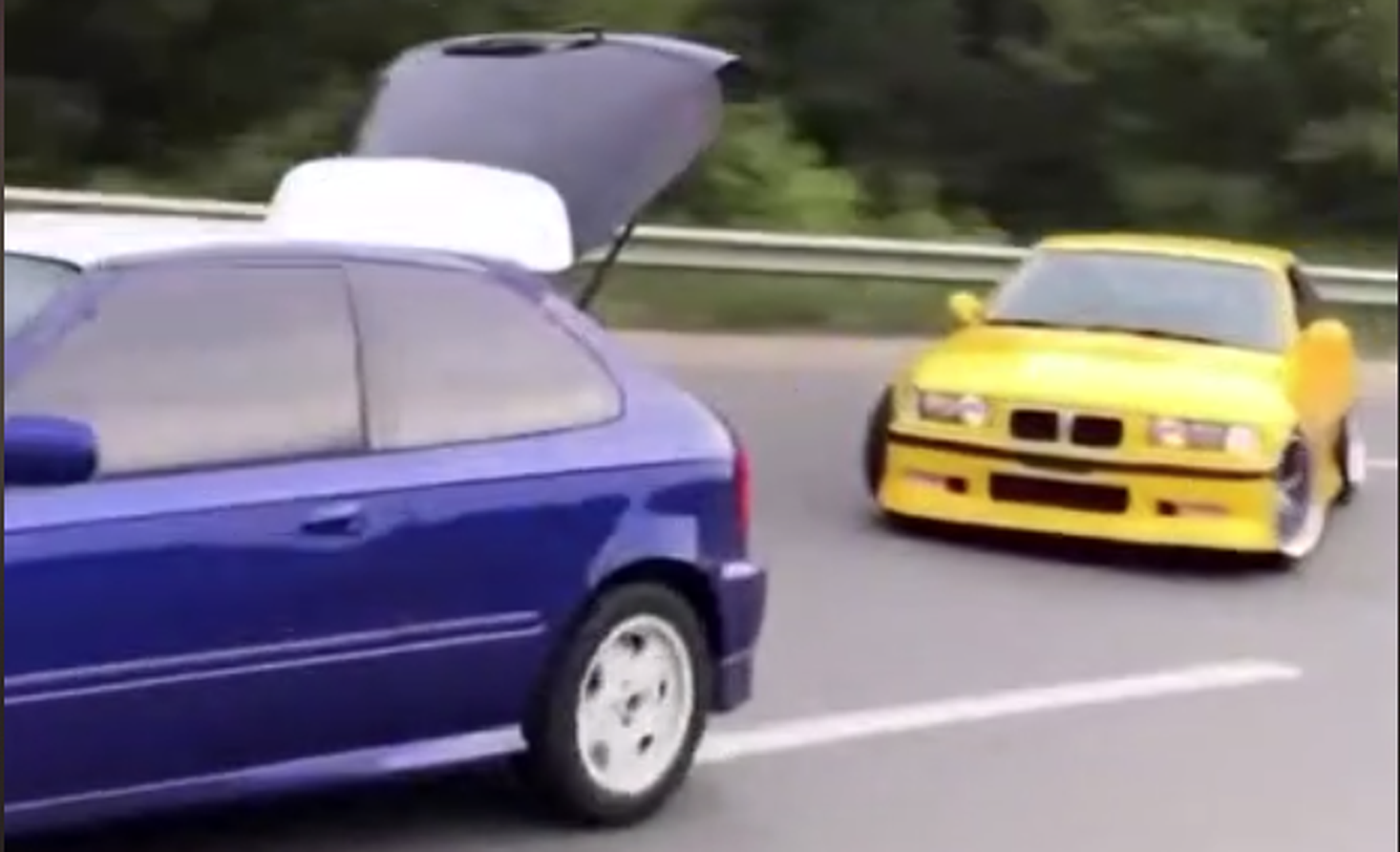 VÍDEO: Un Civic con el maletero abierto y un BMW M3 E36 driftando detrás, ¿qué está pasando?