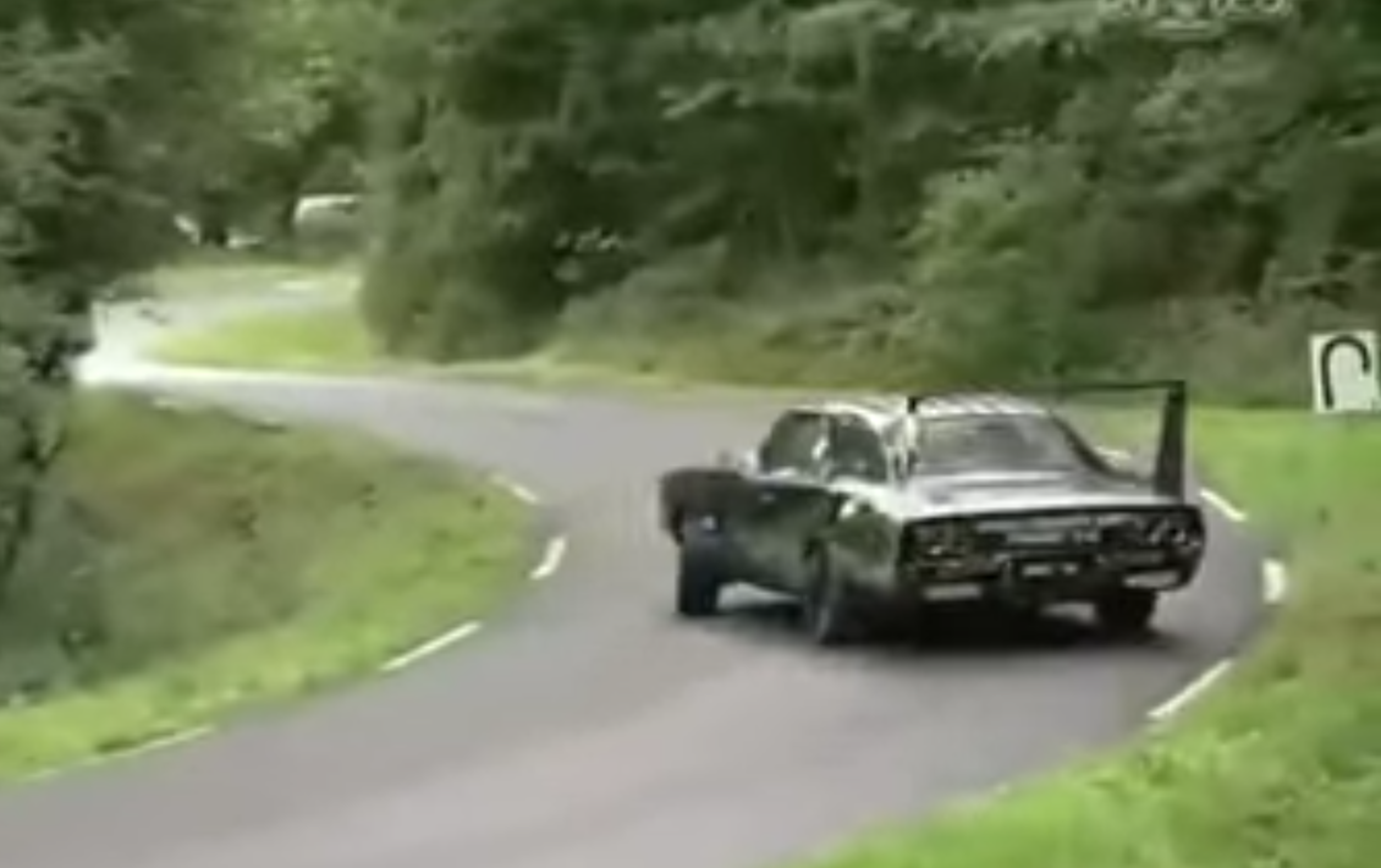 VÍDEO: los coches americanos también giran, mira a este Challenger de 1970 [TG]